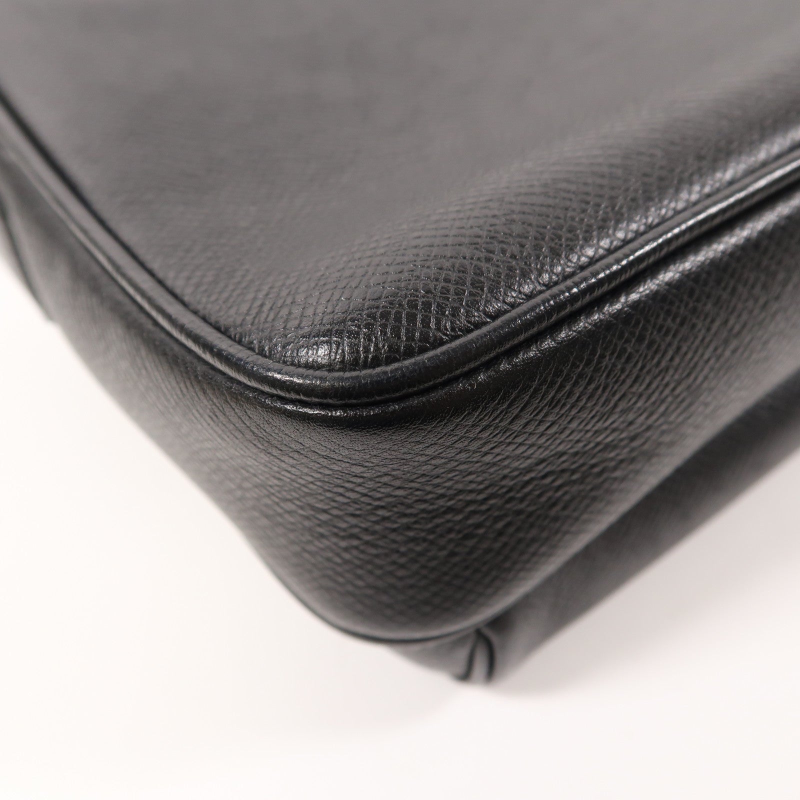 LOUIS VUITTON Taiga Messenger PM銀扣肩背袋