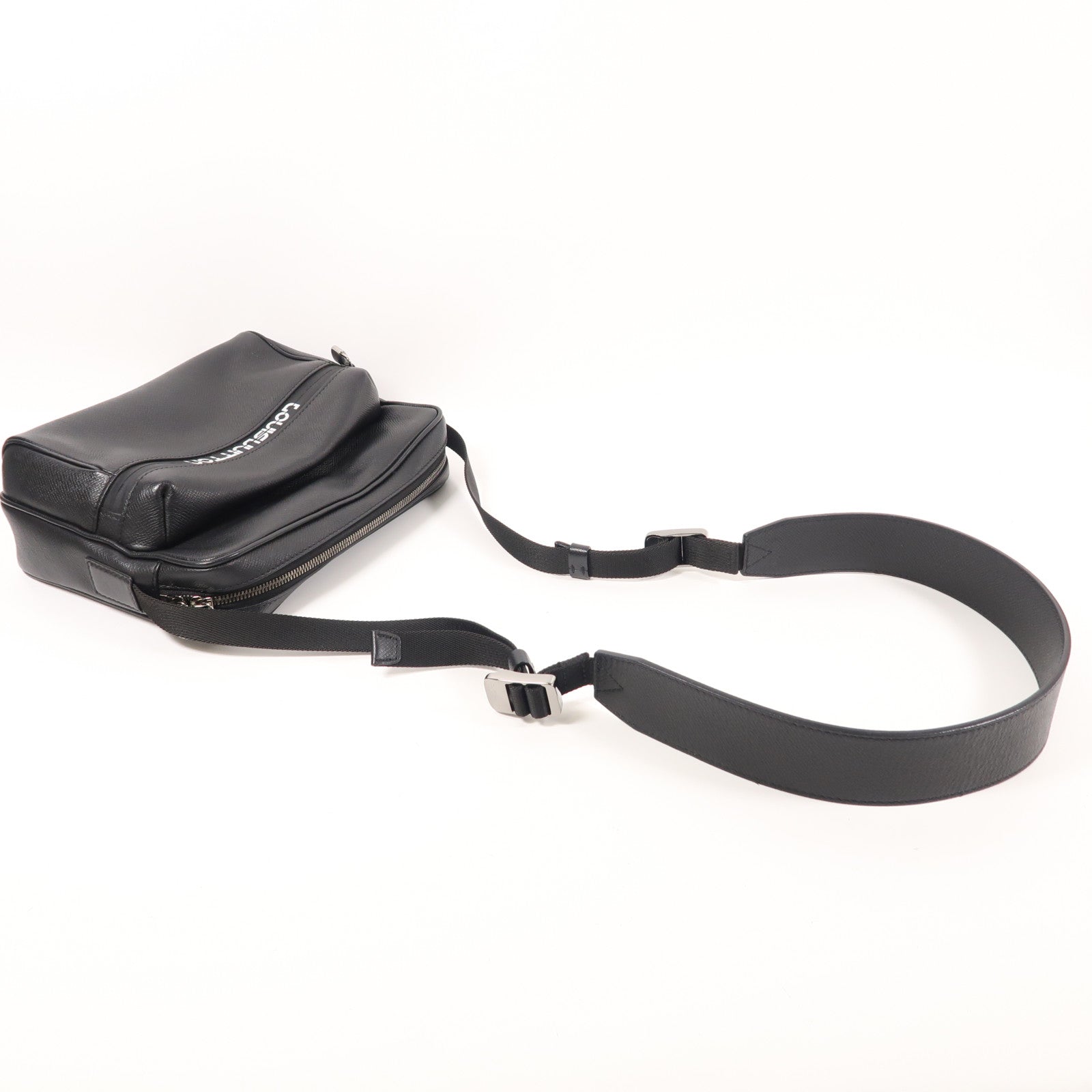 LOUIS VUITTON Taiga Messenger PM銀扣肩背袋