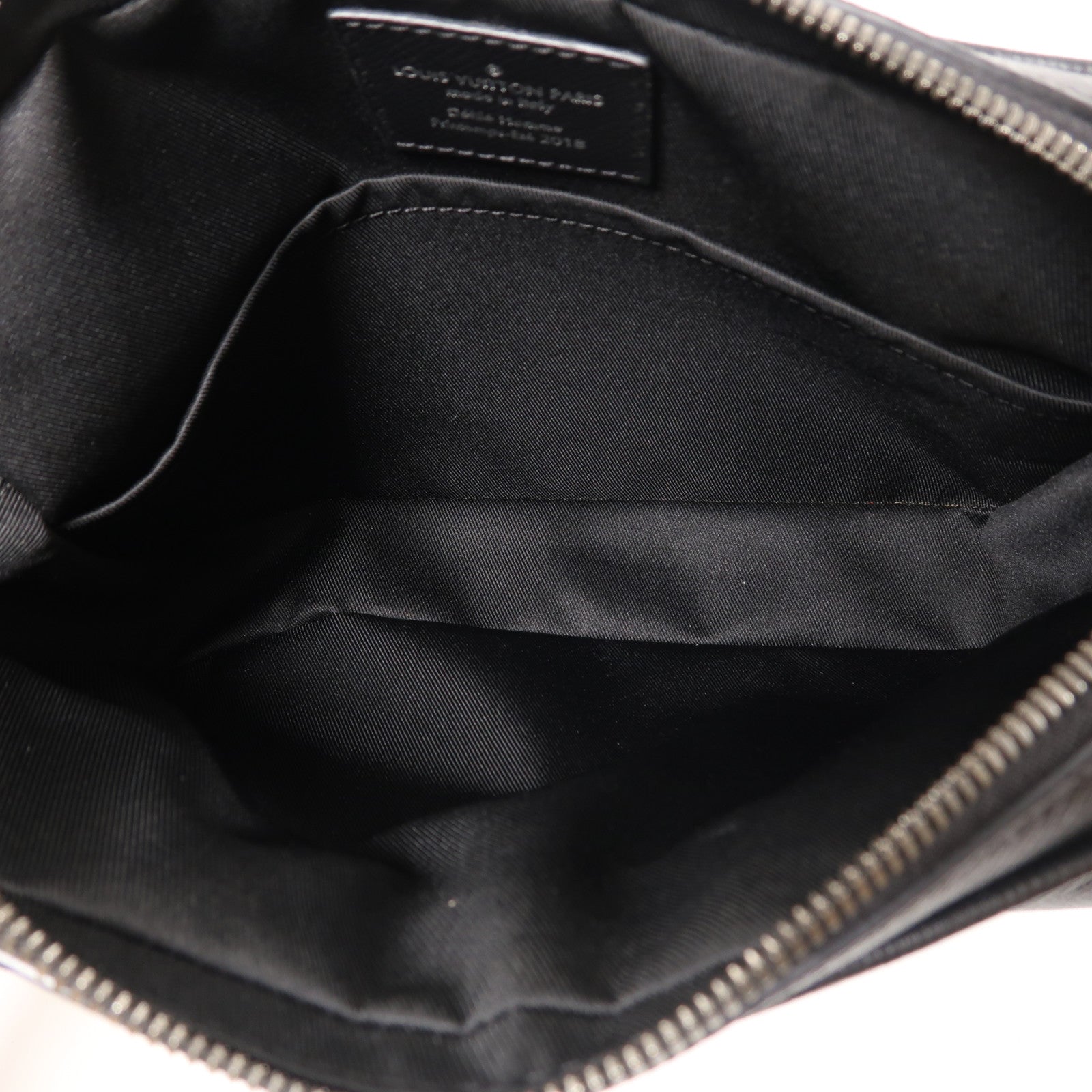 LOUIS VUITTON Taiga Messenger PM銀扣肩背袋