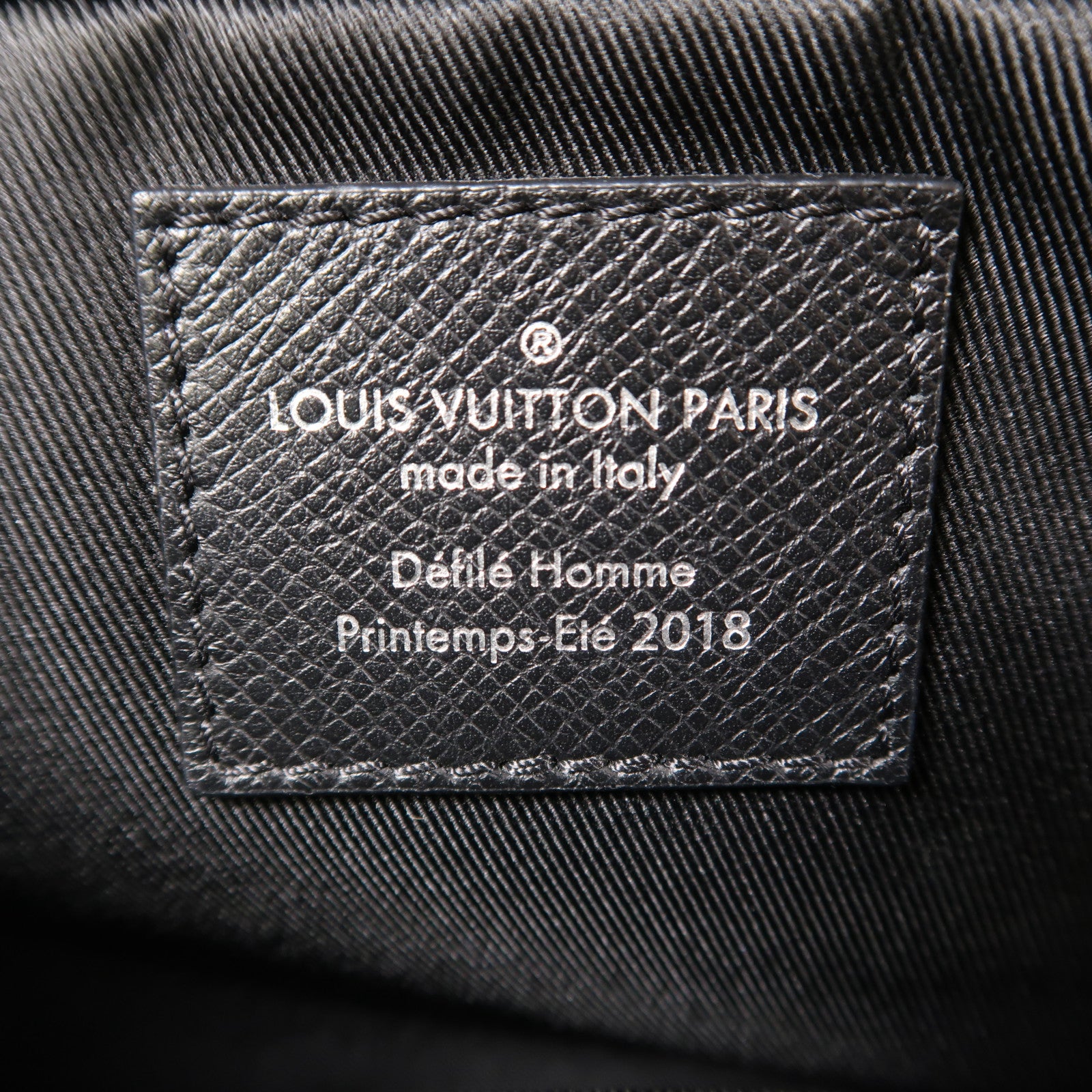 LOUIS VUITTON Taiga Messenger PM銀扣肩背袋