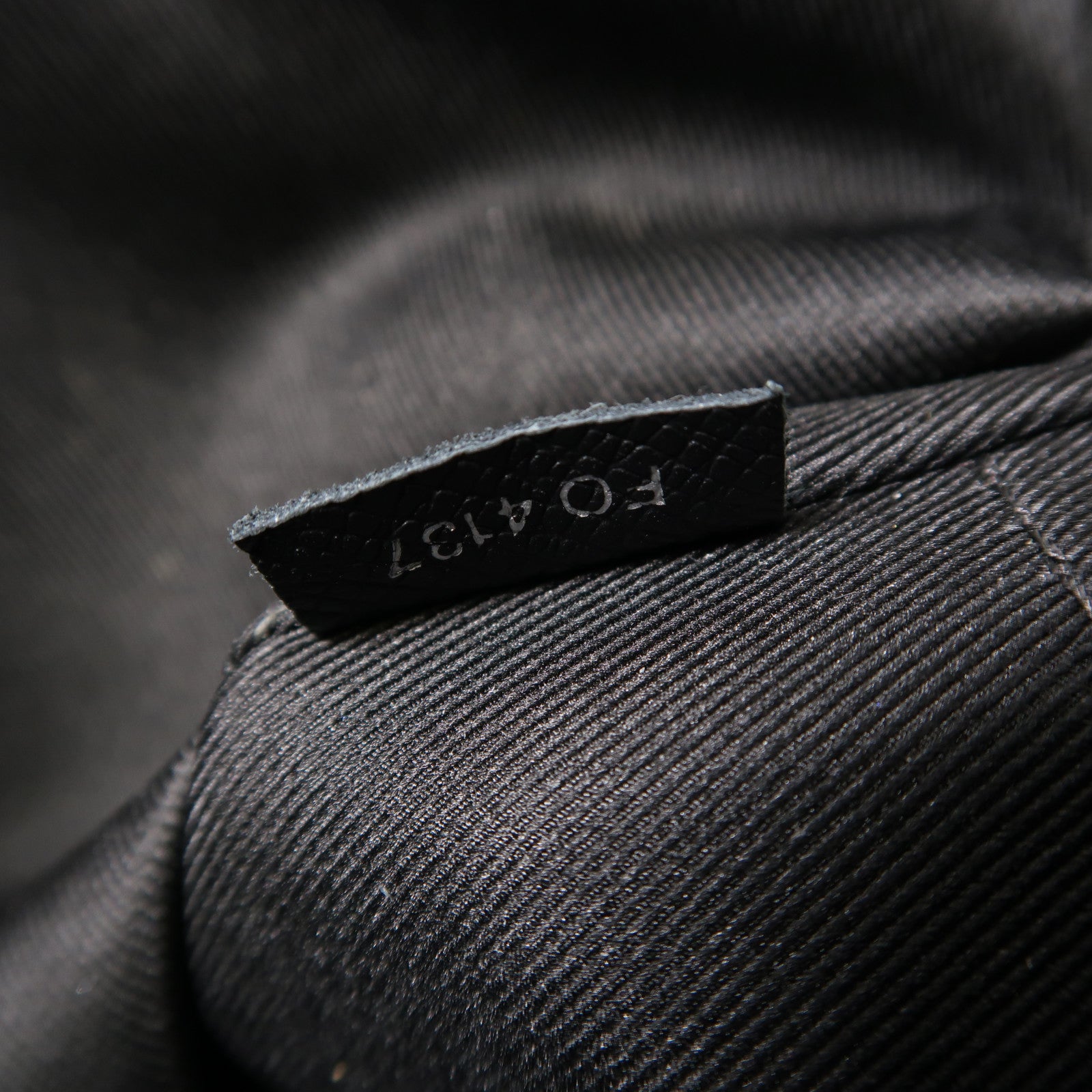 LOUIS VUITTON Taiga Messenger PM銀扣肩背袋