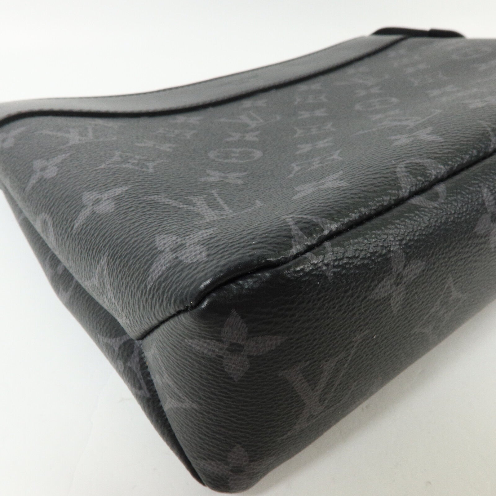 LOUIS VUITTON Monogram Eclipse Pochette Voyage Souple手拿包