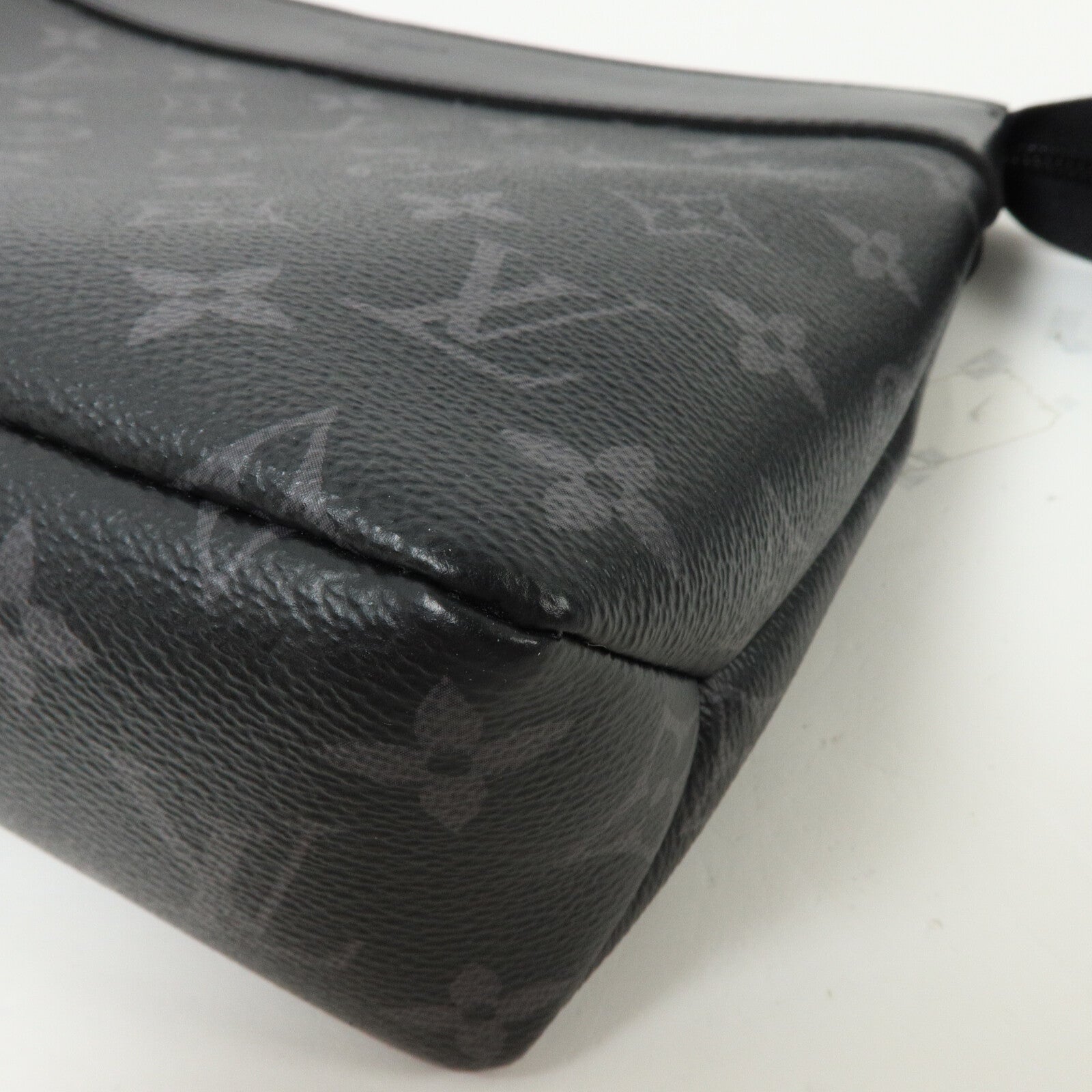 LOUIS VUITTON Monogram Eclipse Pochette Voyage Souple手拿包