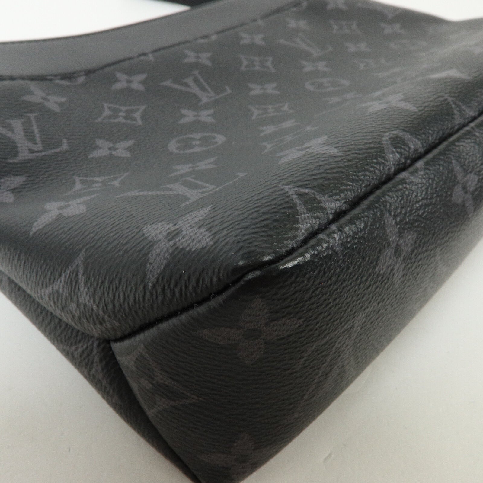 LOUIS VUITTON Monogram Eclipse Pochette Voyage Souple手拿包