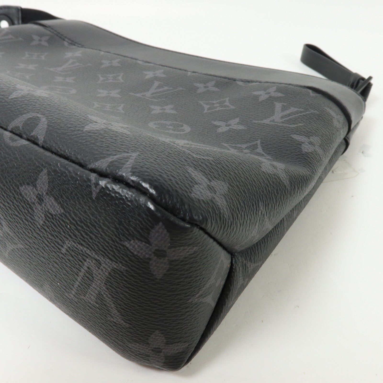 LOUIS VUITTON Monogram Eclipse Pochette Voyage Souple手拿包
