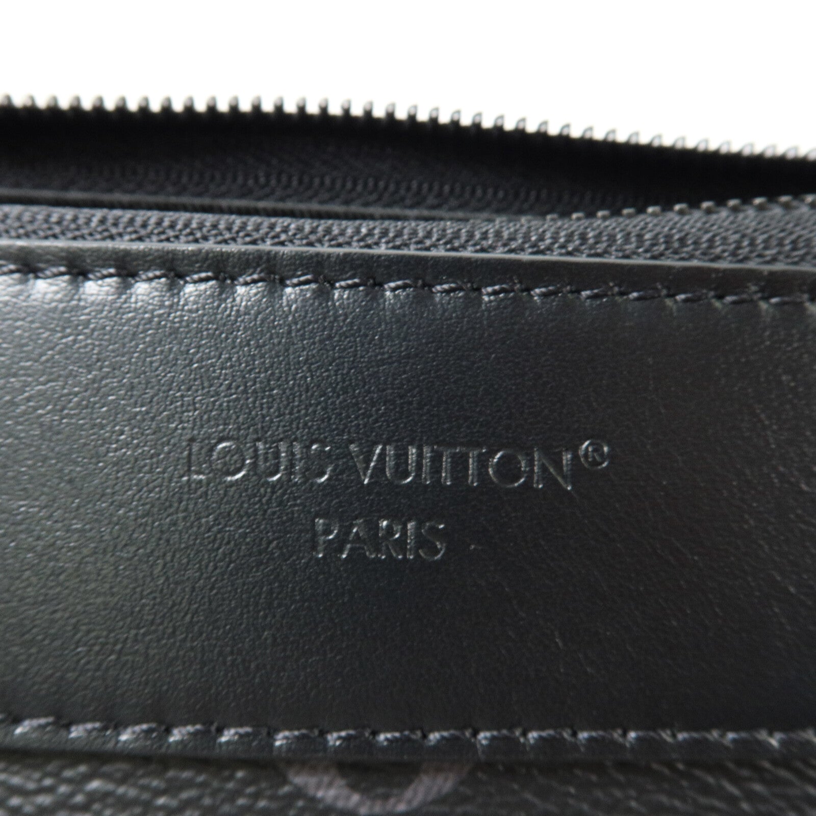 LOUIS VUITTON Monogram Eclipse Pochette Voyage Souple手拿包