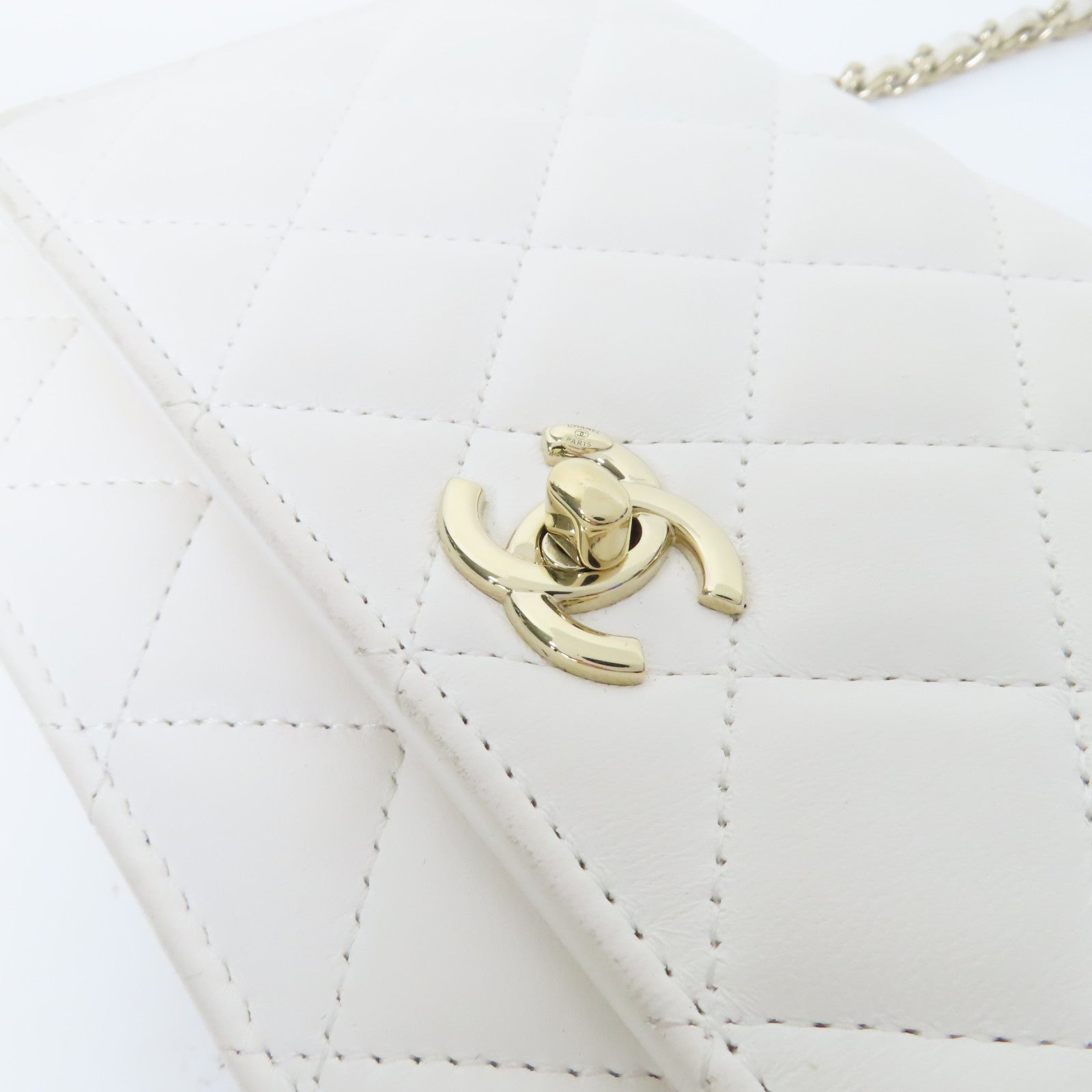 CHANEL 【激減優惠】菱格羊皮皮革WOC Wallet On Chain金扣鏈帶肩背袋白色