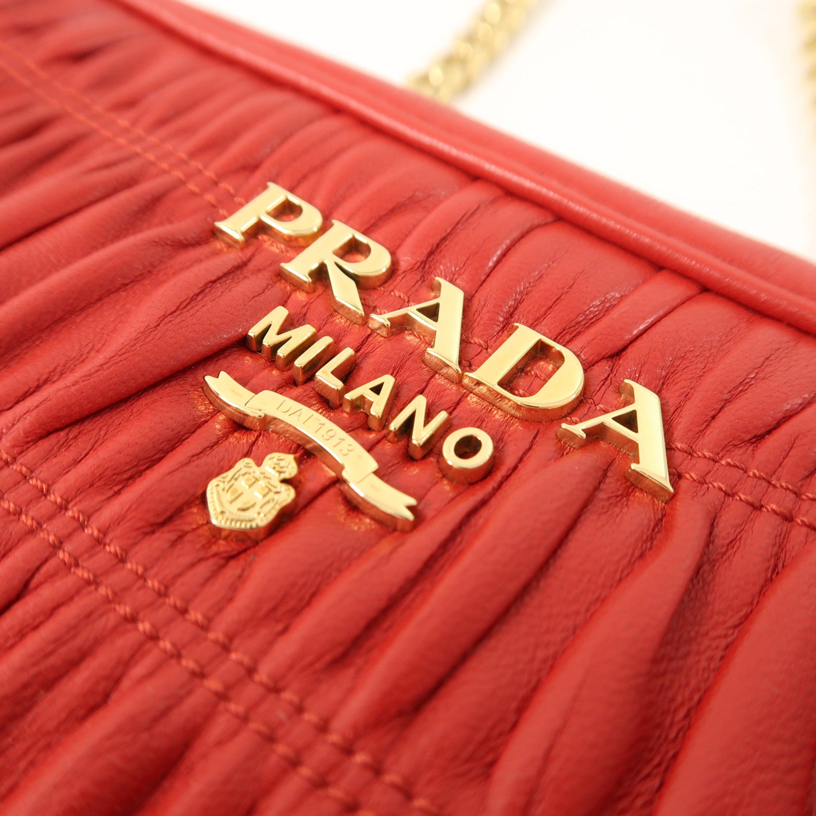 PRADA 羊皮皮革Shoulder Bag金扣肩背袋