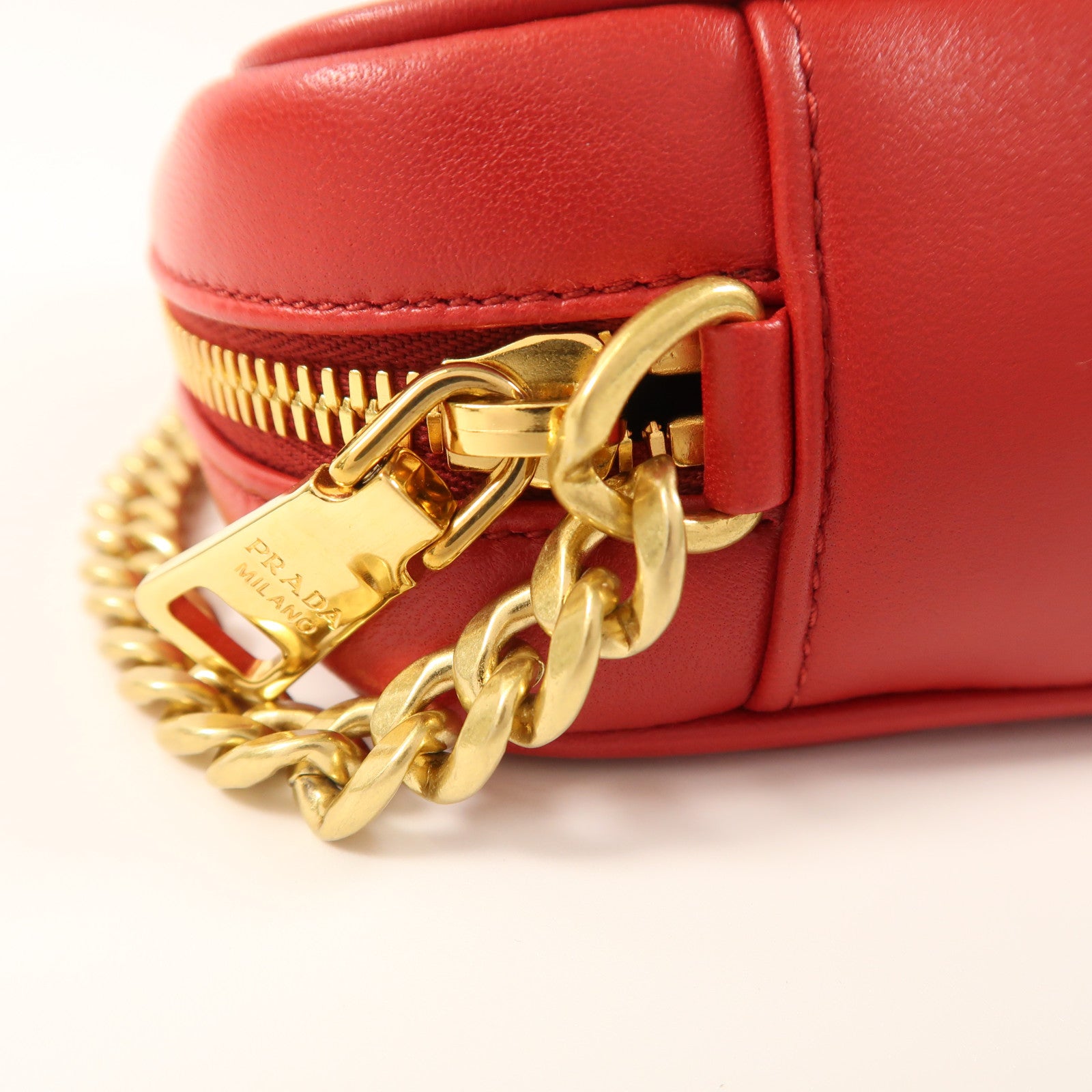 PRADA 羊皮皮革Shoulder Bag金扣肩背袋