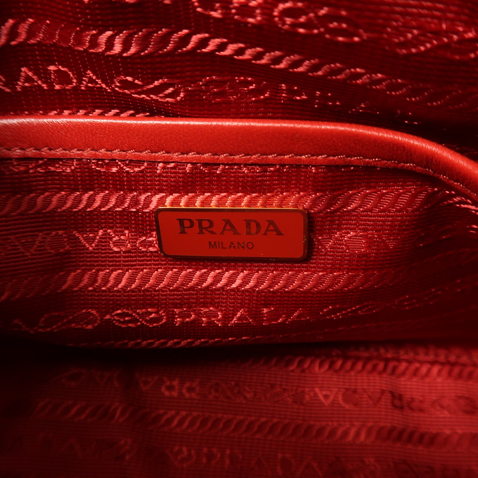 PRADA 羊皮皮革Shoulder Bag金扣肩背袋