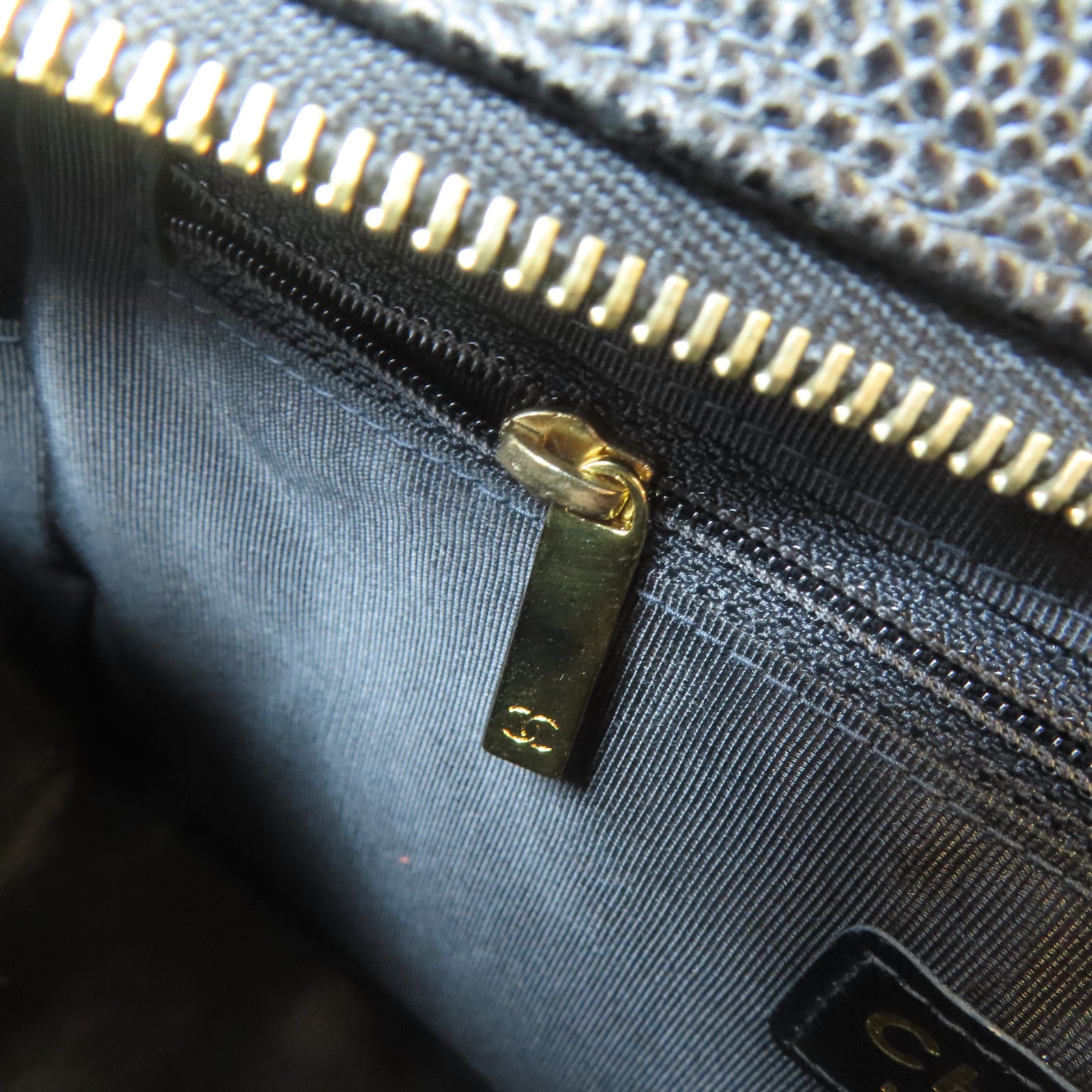 CHANEL Caviar皮革Handbag金扣手挽袋黑色