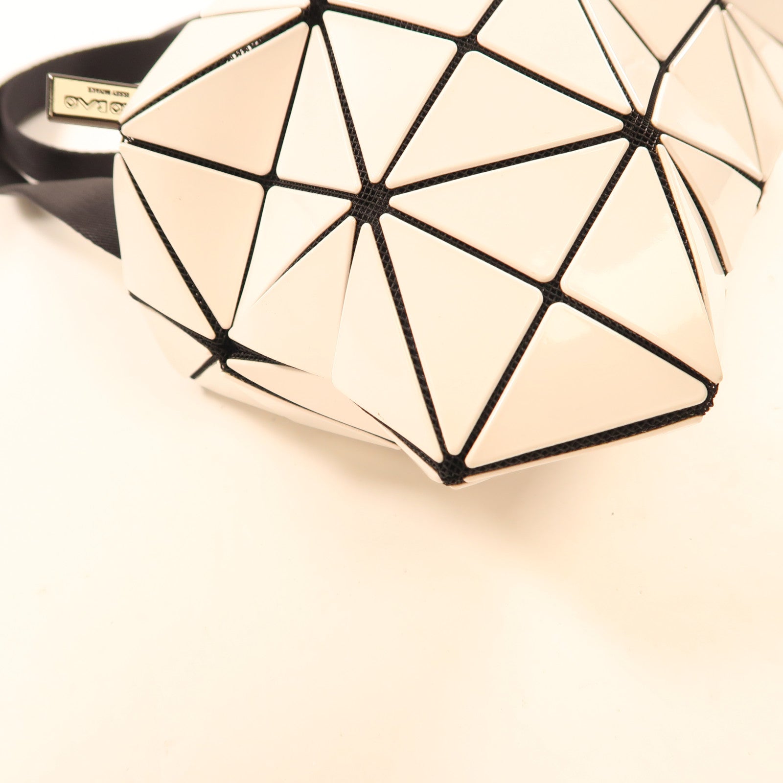 BAO BAO ISSEYMIYAKE PVC Shoulder Bag銀扣肩背袋白色