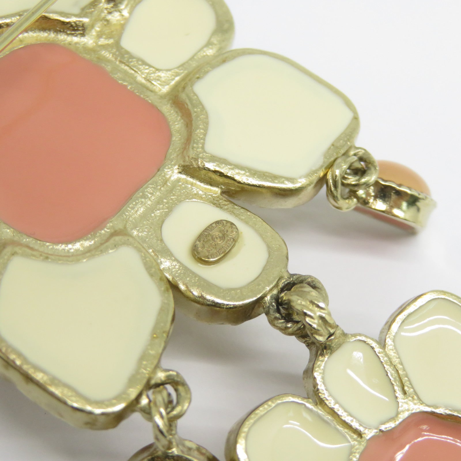CHANEL 【激減優惠】PVC/金屬Brooch胸針米色/粉紅色