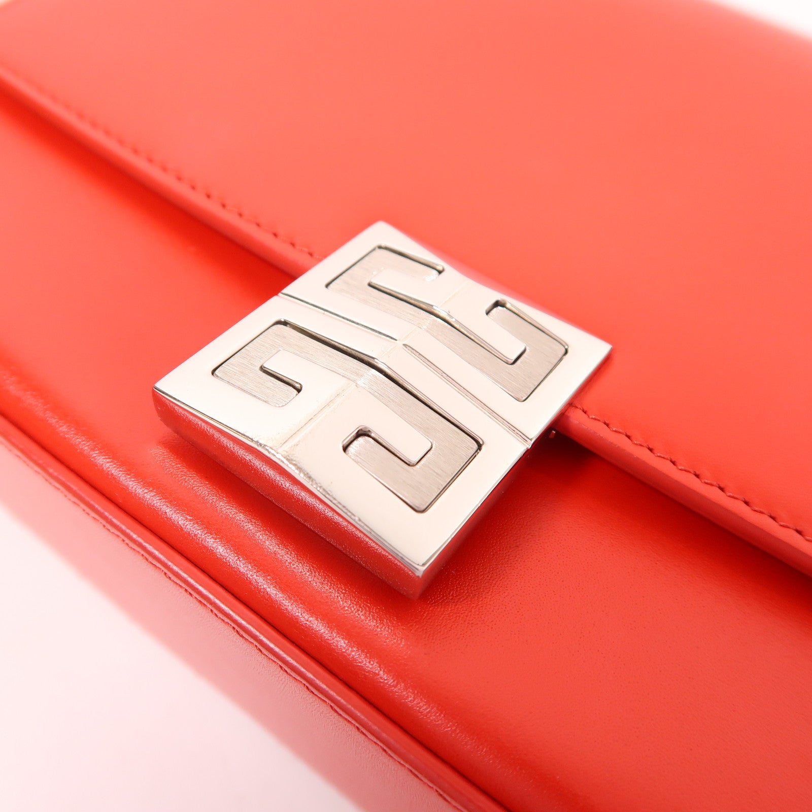 GIVENCHY 牛皮皮革Shoulder Bag銀扣肩背袋