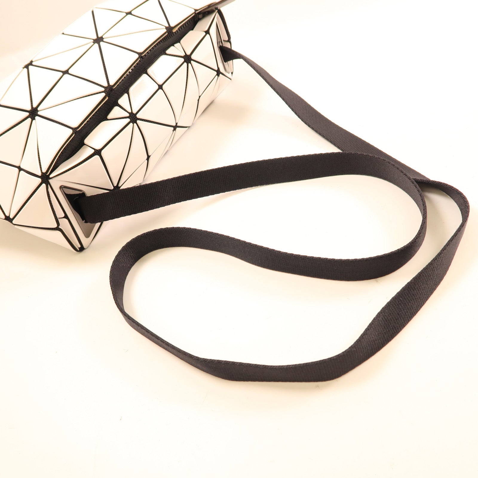 BAO BAO ISSEYMIYAKE PVC Shoulder Bag銀扣肩背袋白色