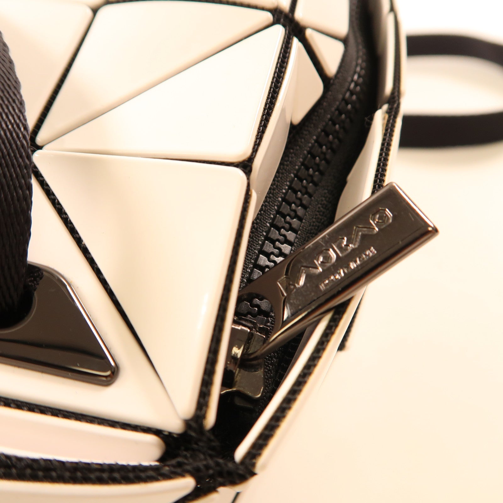 BAO BAO ISSEYMIYAKE PVC Shoulder Bag銀扣肩背袋白色