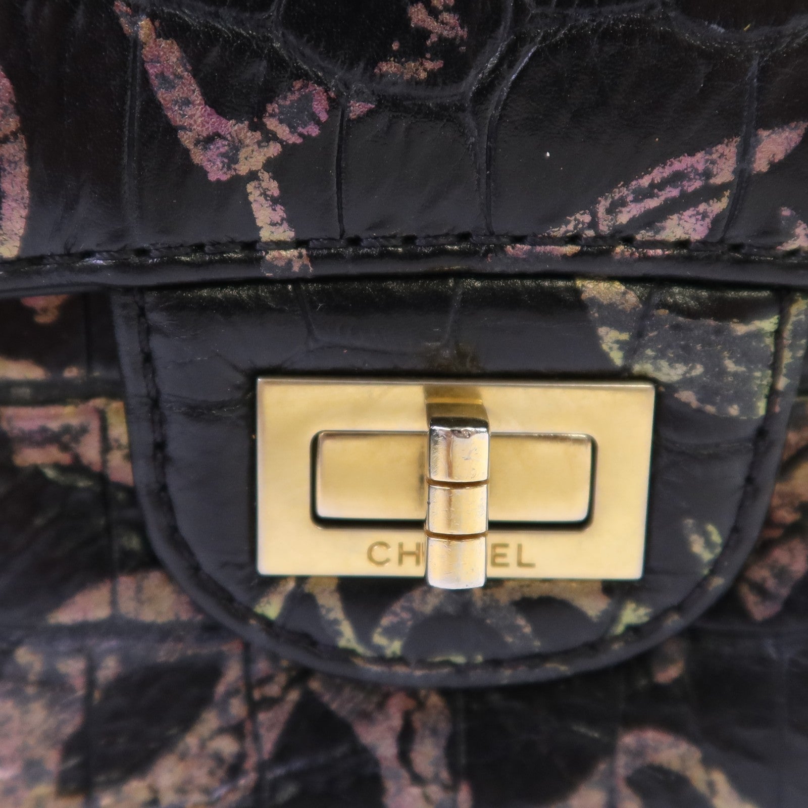 CHANEL 牛皮皮革2.55 Graffiti Reissue金扣鏈帶肩背袋