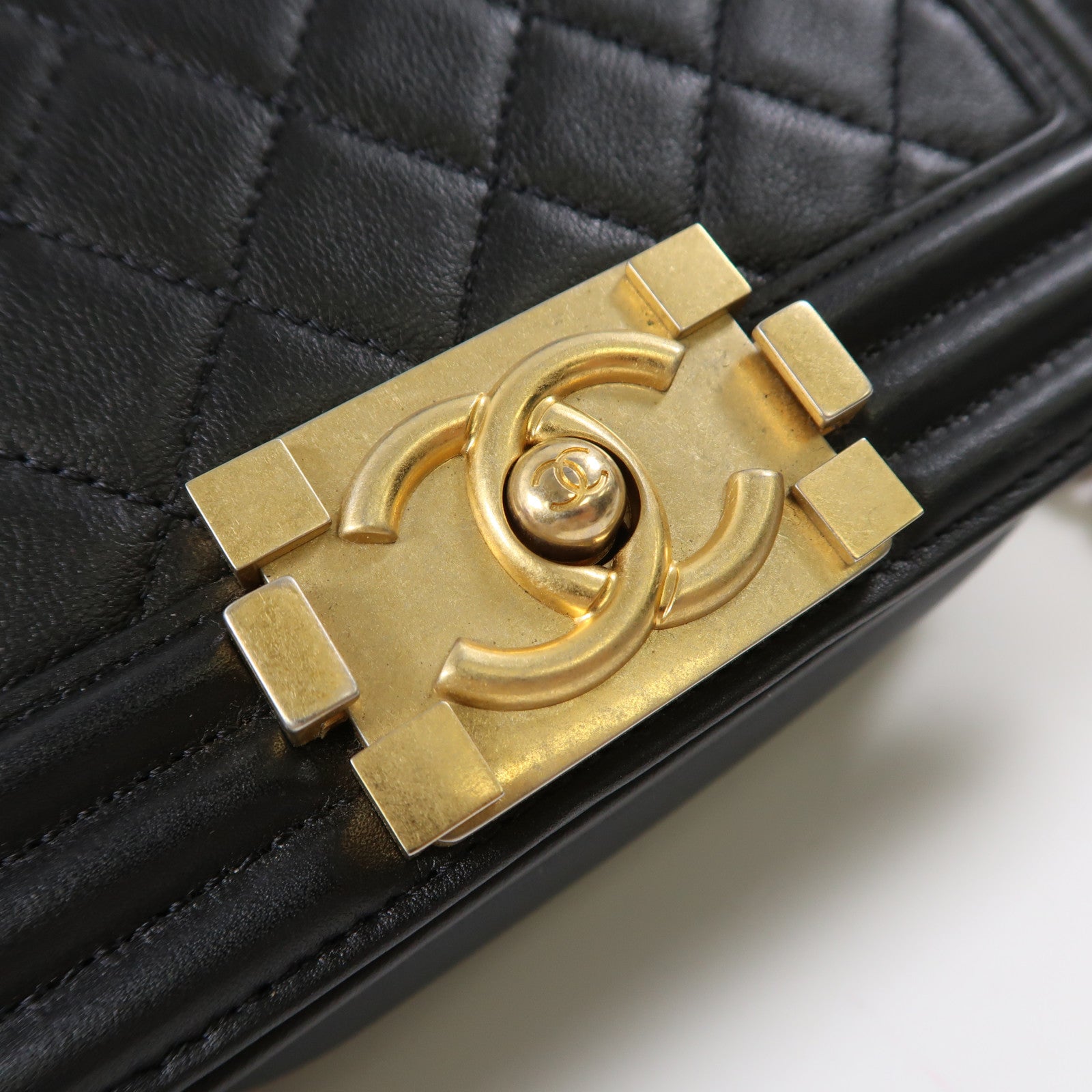 CHANEL 羊皮皮革Boy Chanel 20金扣肩背袋黑色