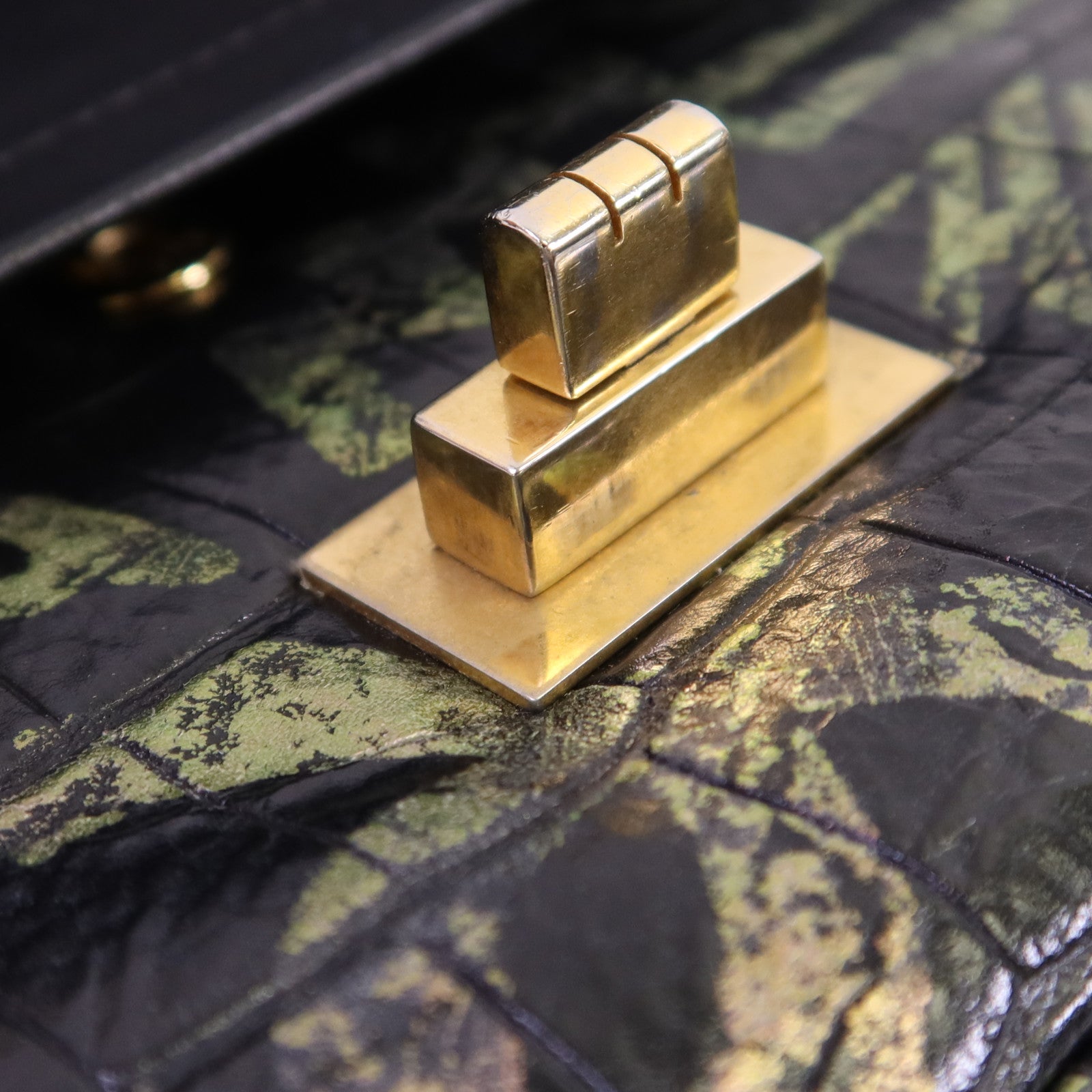 CHANEL 牛皮皮革2.55 Graffiti Reissue金扣鏈帶肩背袋