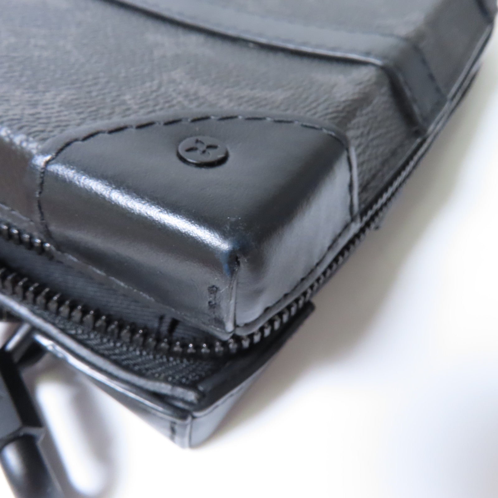 LOUIS VUITTON 【激減優惠】Monogram Eclipse Soft Trunk肩背袋黑色