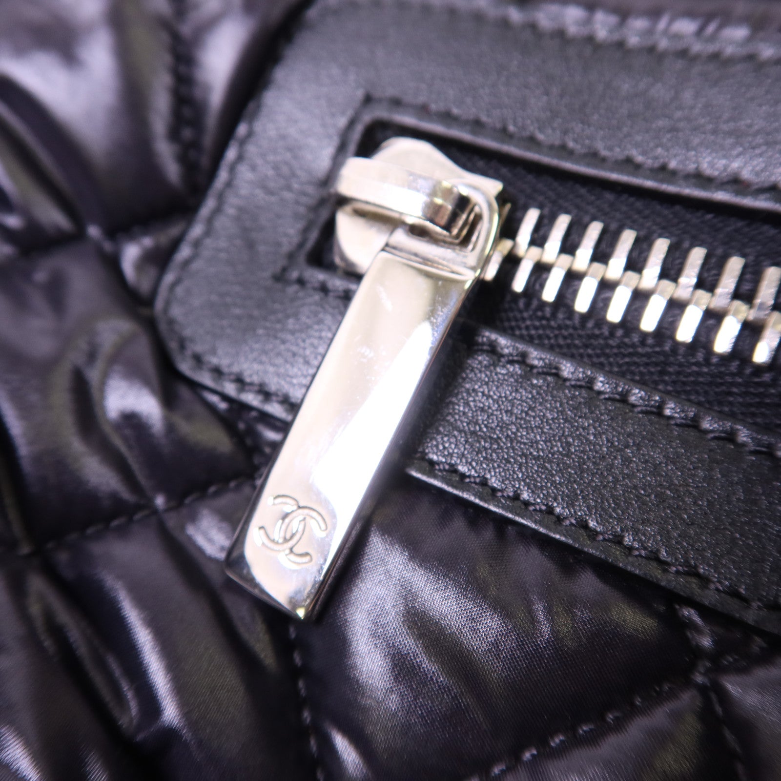 CHANEL 尼龍Coco Cocoon Medium銀扣手挽袋