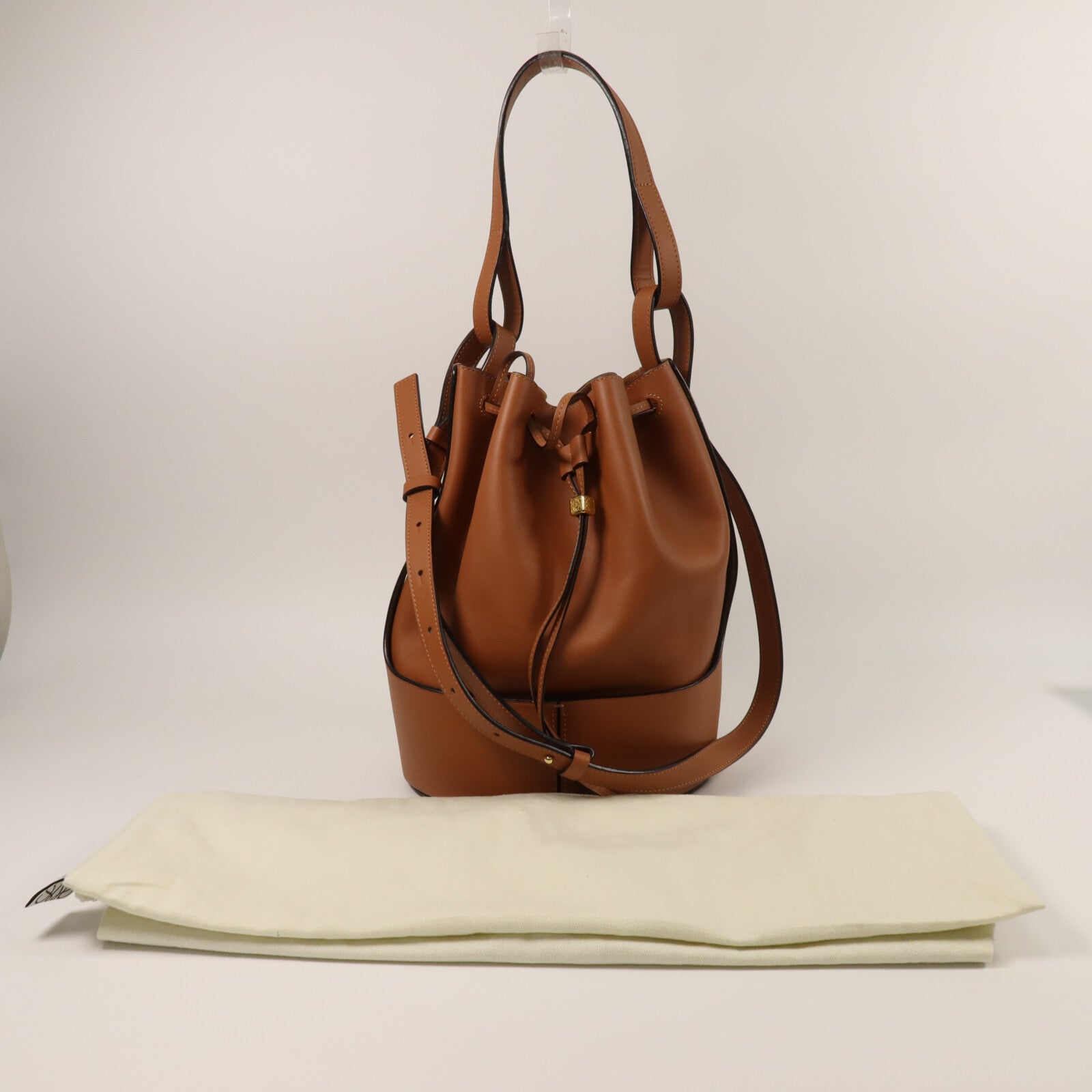 LOEWE 牛皮皮革Balloon Medium手挽肩背兩用袋
