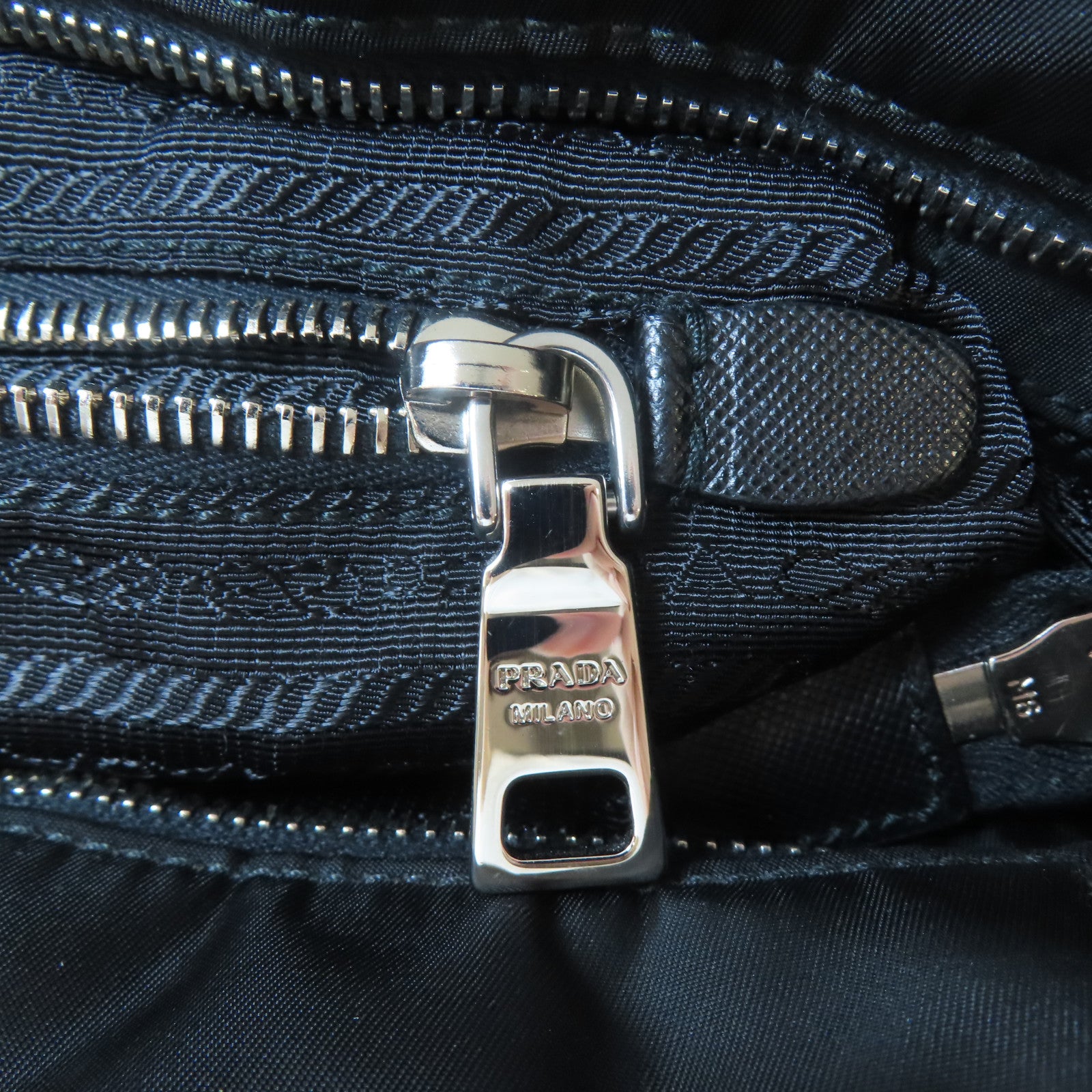 PRADA 菱格尼龍Tote Bag銀扣手挽袋黑色