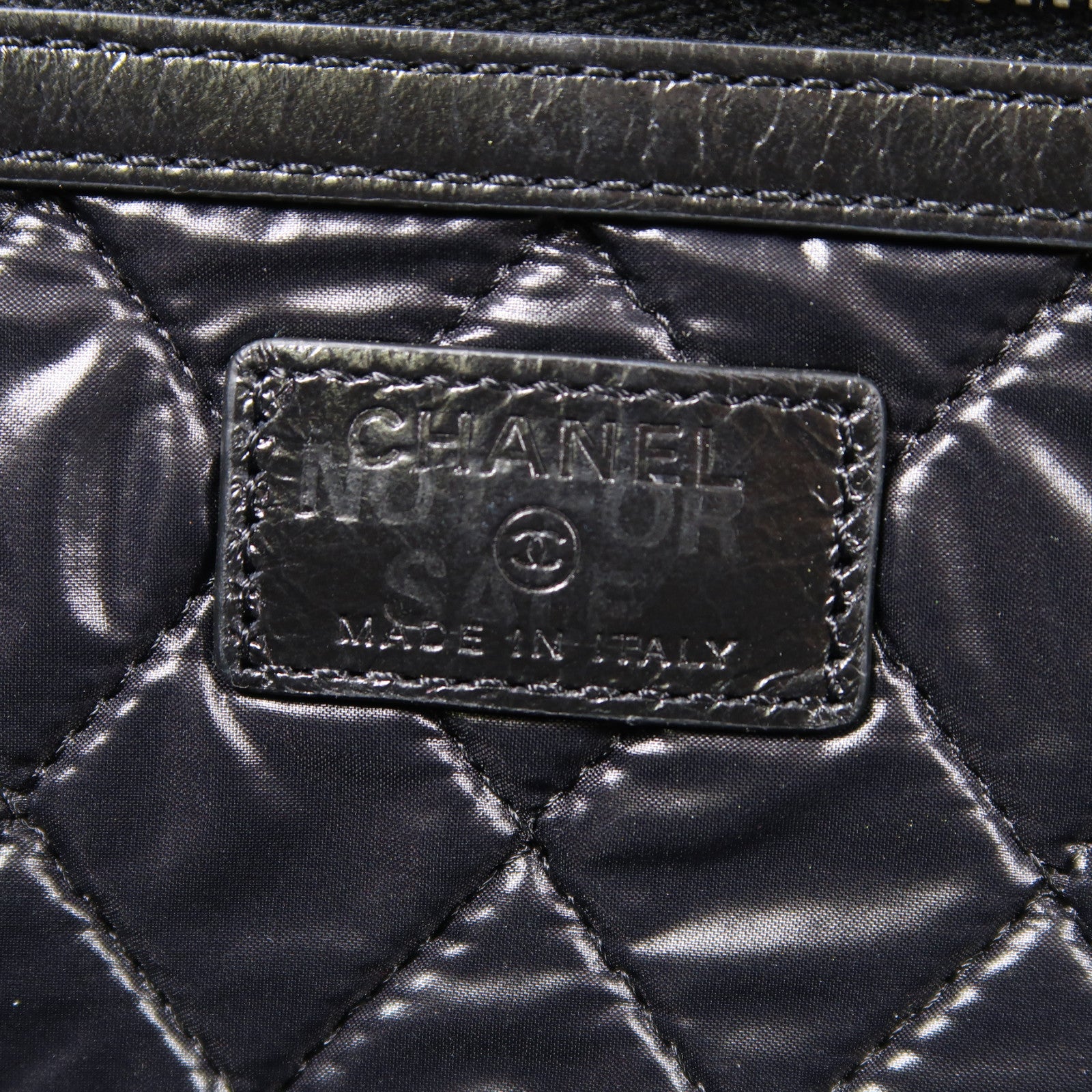 CHANEL 皮革Feminine Pouch Large銀扣手拿包黑色