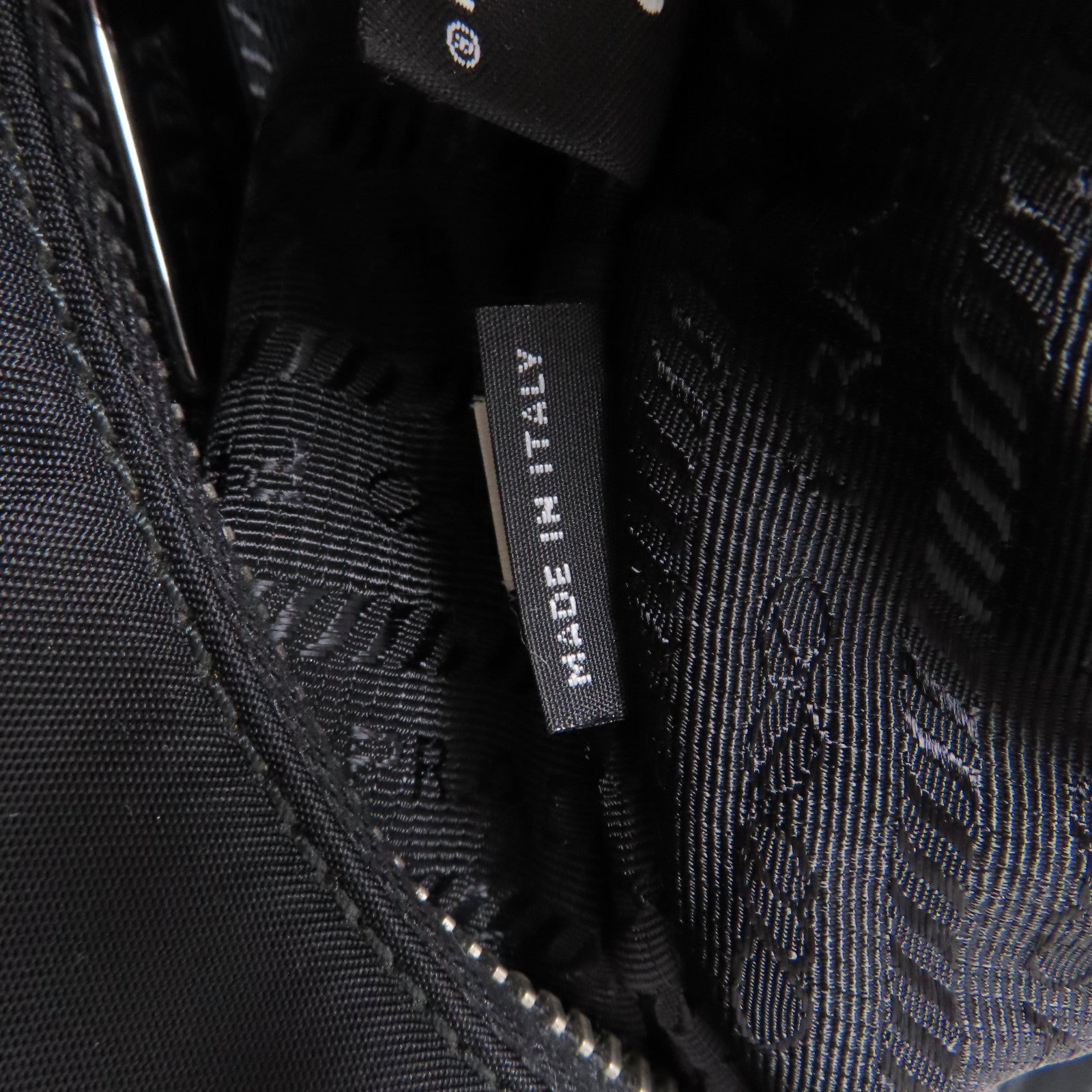 PRADA 尼龍/皮革Handbag銀扣手挽袋黑色