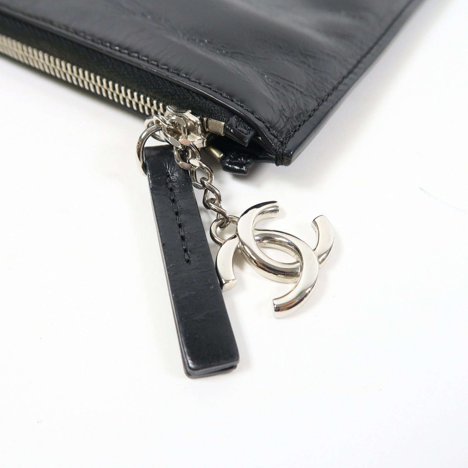 CHANEL 皮革Feminine Pouch Large銀扣手拿包黑色