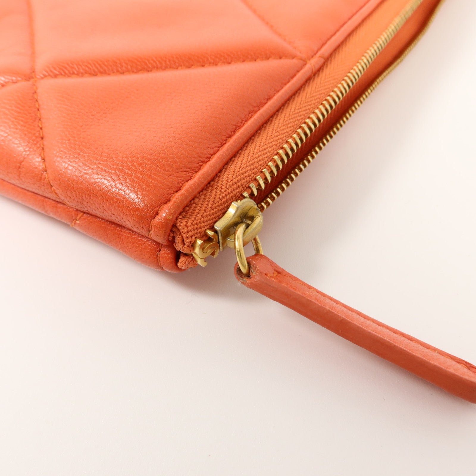 CHANEL 羊皮皮革C19 Clutch Bag金扣手拿包
