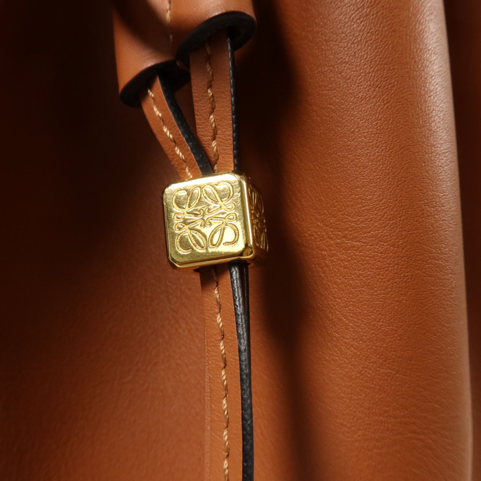 LOEWE 牛皮皮革Balloon Medium手挽肩背兩用袋