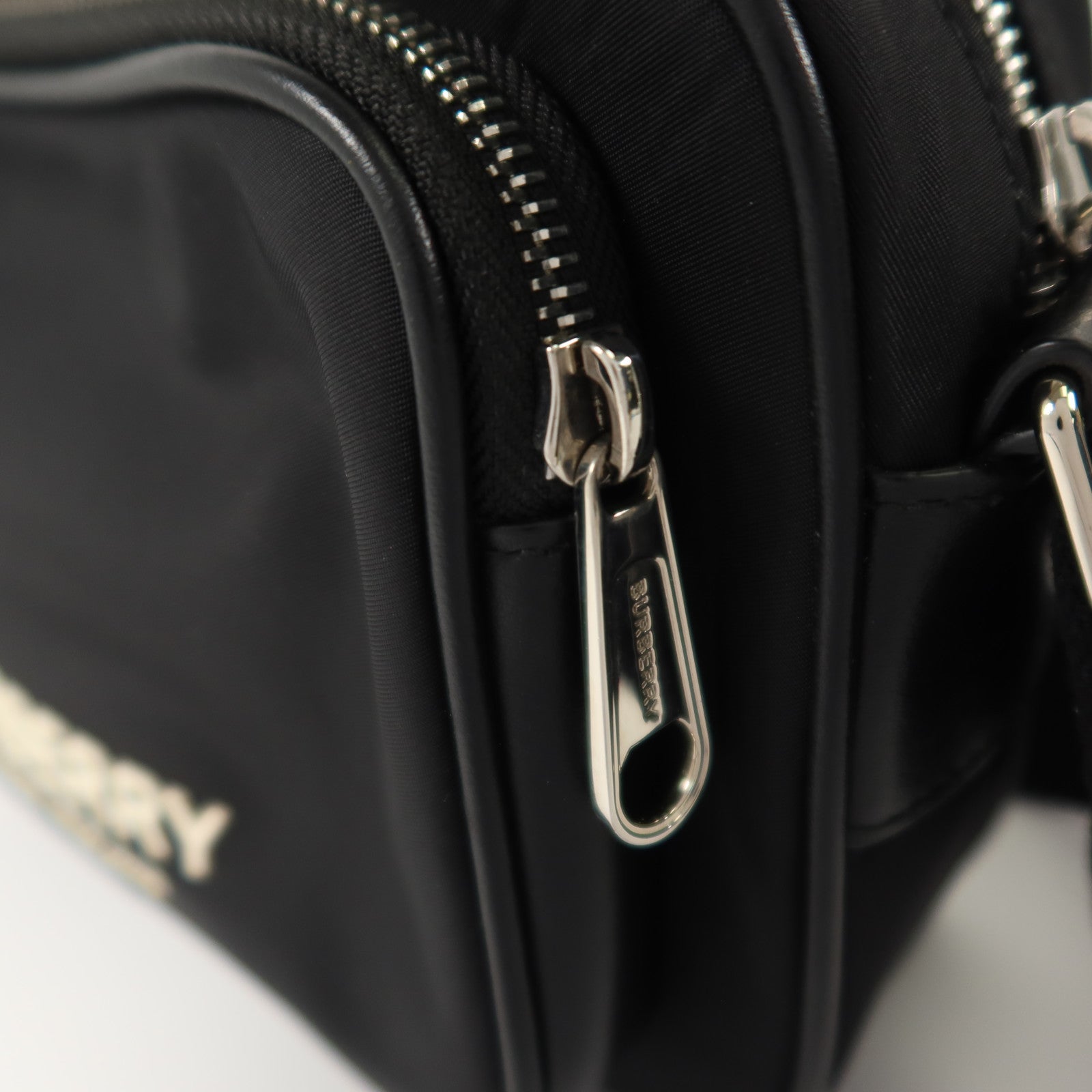 BURBERRY 尼龍Econy I銀扣肩背袋