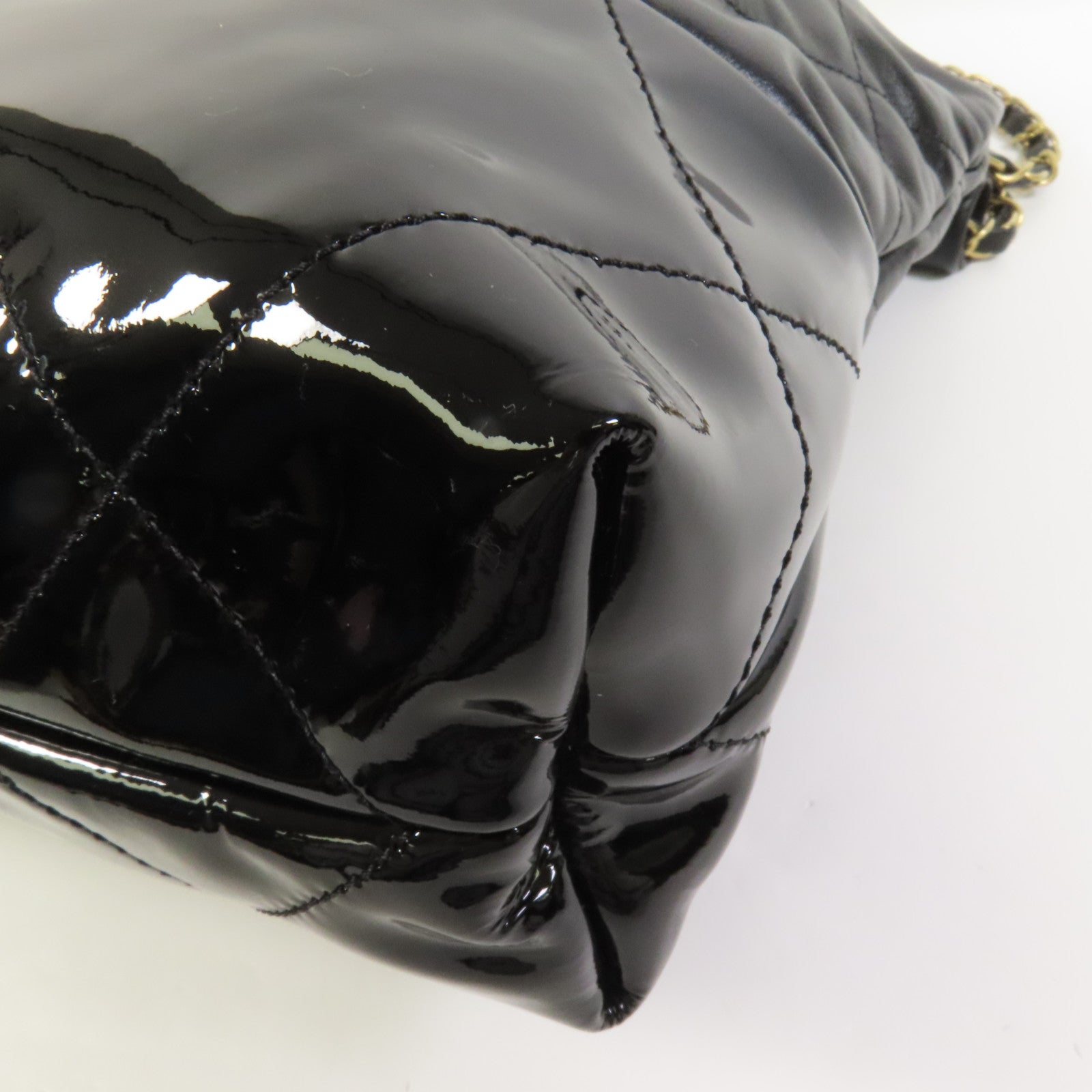CHANEL 牛皮皮革/漆皮皮革Chanel 22 Small金扣鏈帶肩背袋