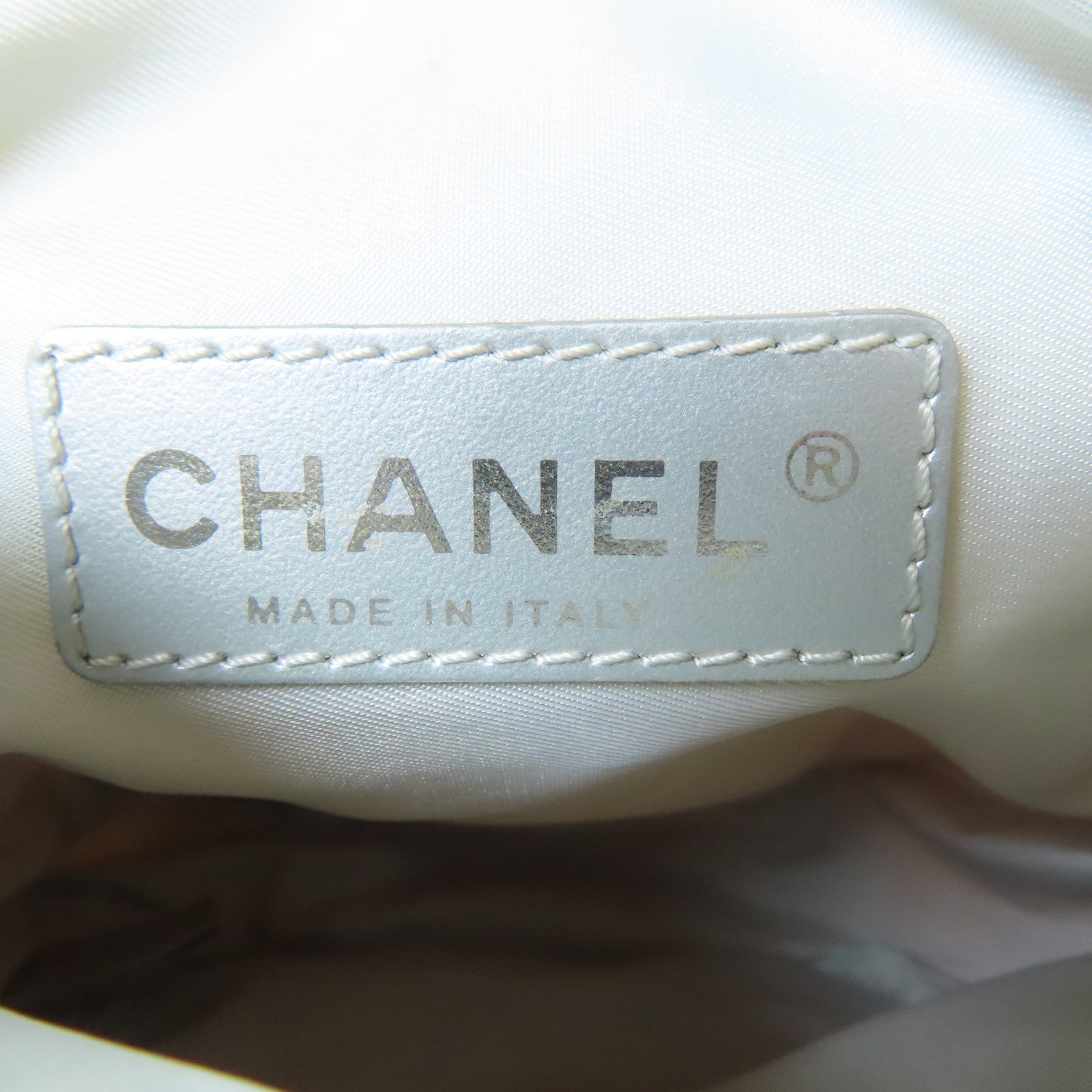 CHANEL 尼龍New Travel Line銀扣肩背袋白色