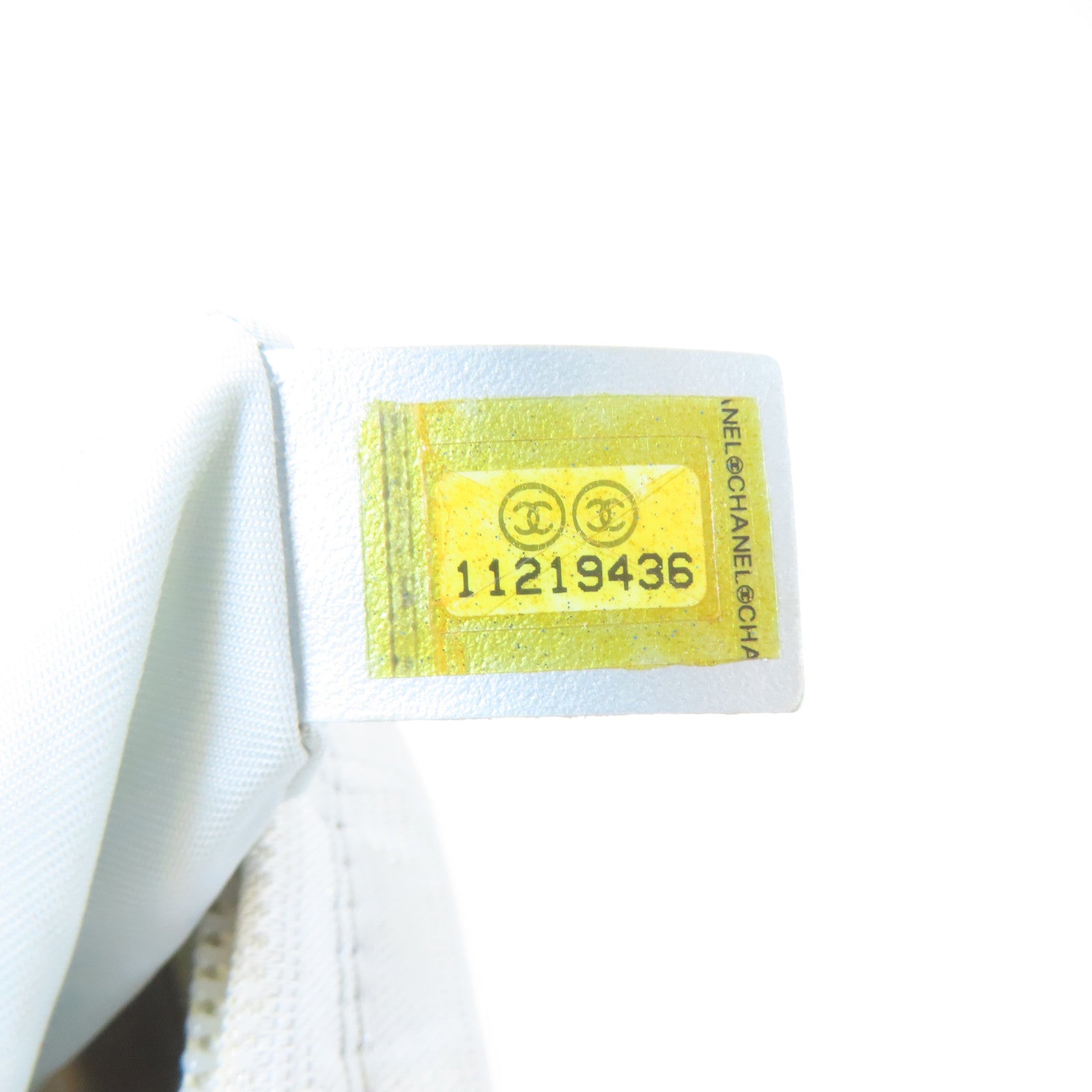 CHANEL 尼龍New Travel Line銀扣肩背袋白色