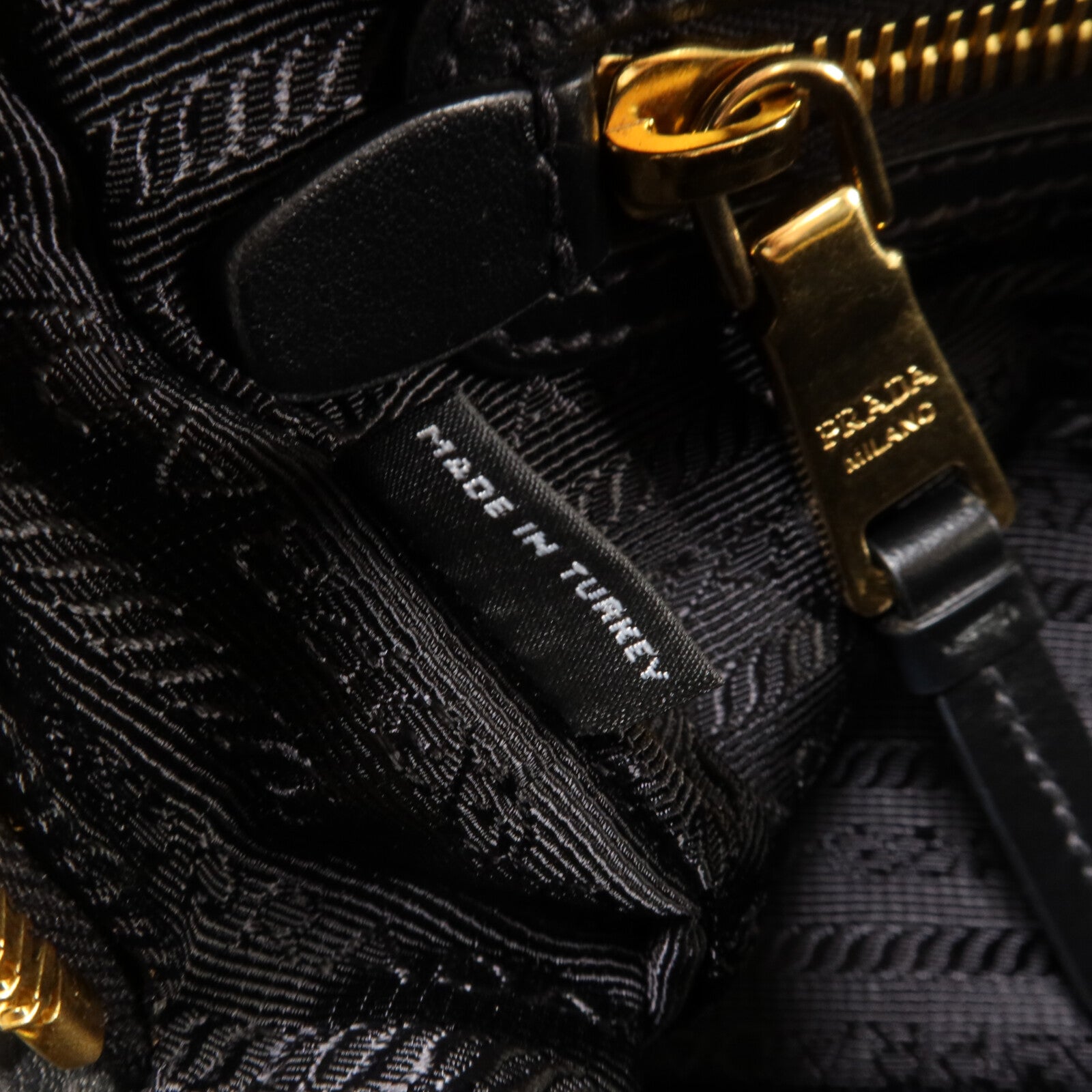 PRADA 尼龍Tessuto肩背袋
