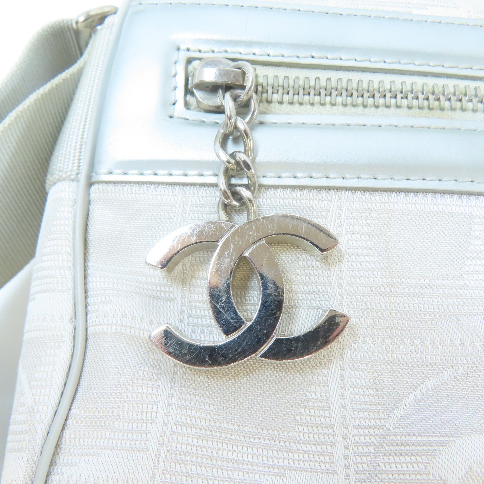 CHANEL 尼龍New Travel Line銀扣肩背袋白色