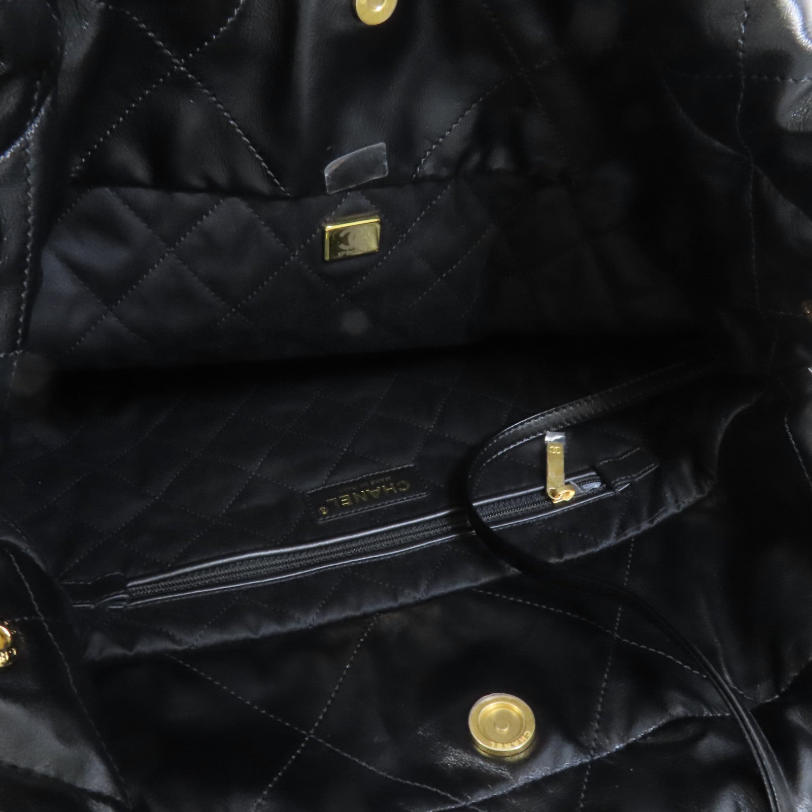 CHANEL 牛皮皮革/漆皮皮革Chanel 22 Small金扣鏈帶肩背袋