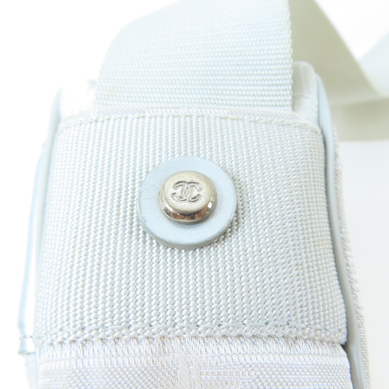 CHANEL 尼龍New Travel Line銀扣肩背袋白色