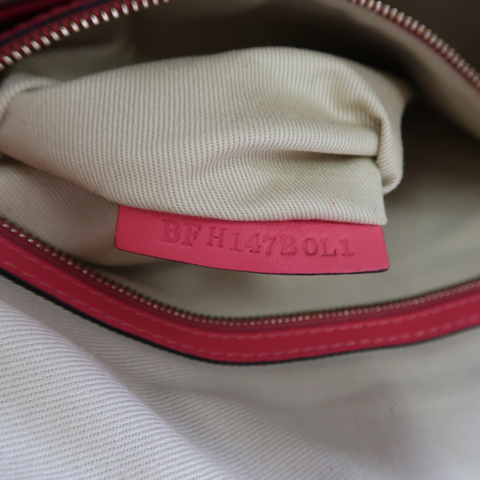 Valentino 皮革Pouch金扣手拿包粉紅色