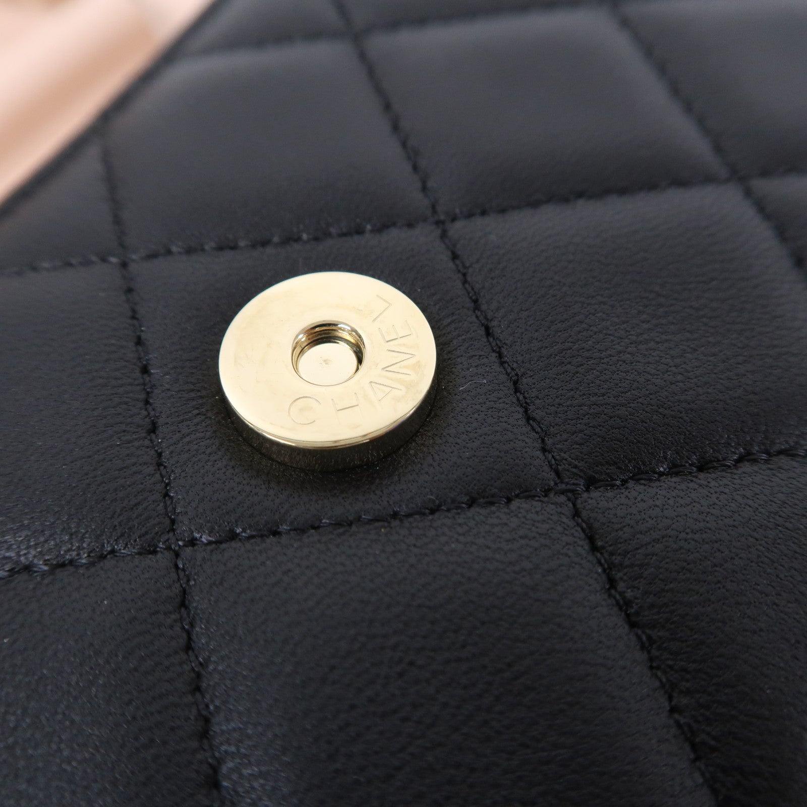 CHANEL 菱格羊皮皮革Mini Wallet On Chain金扣鏈帶肩背袋黑色/粉紅色