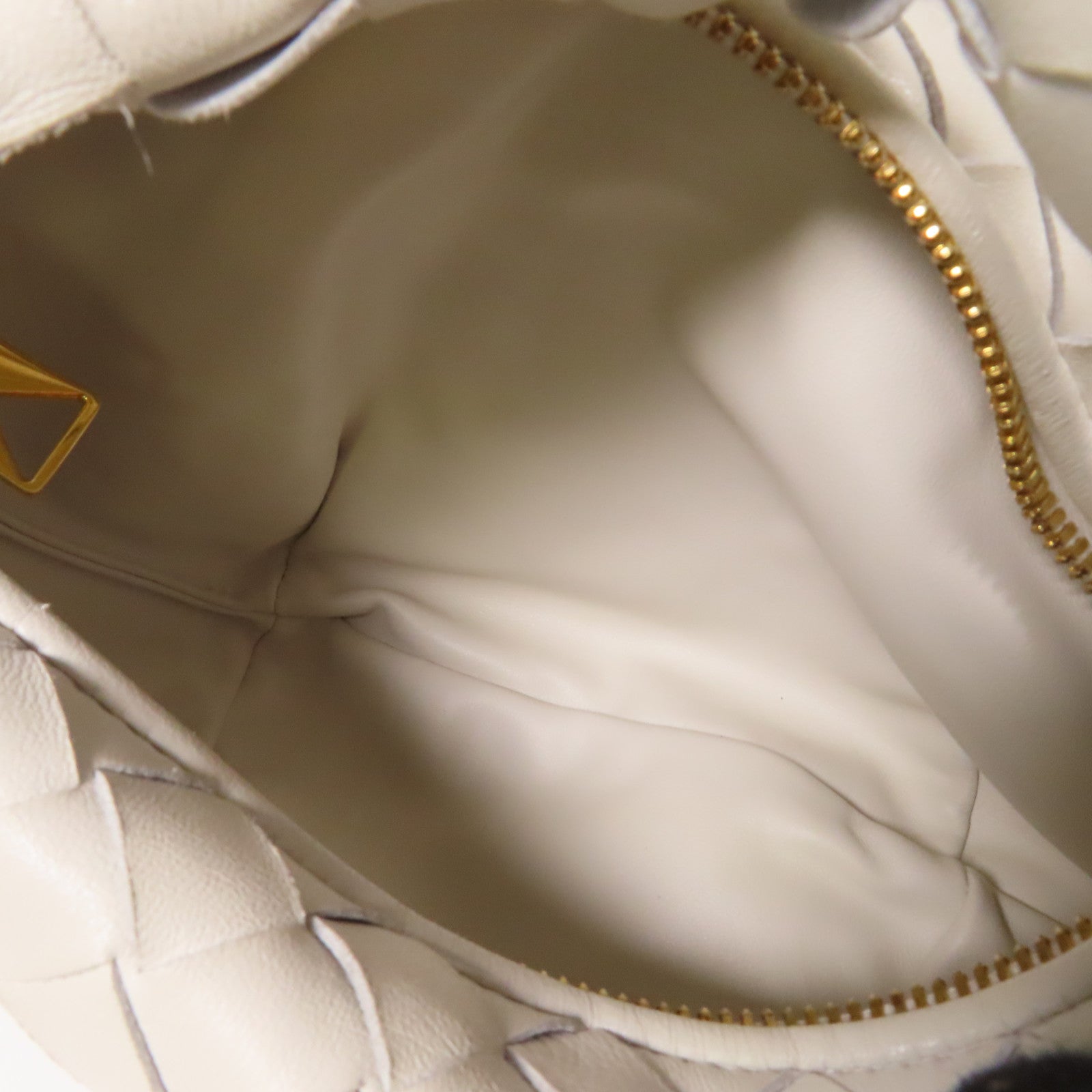 BOTTEGA VENETA 羊皮皮革Mini Jodie金扣手挽袋白色