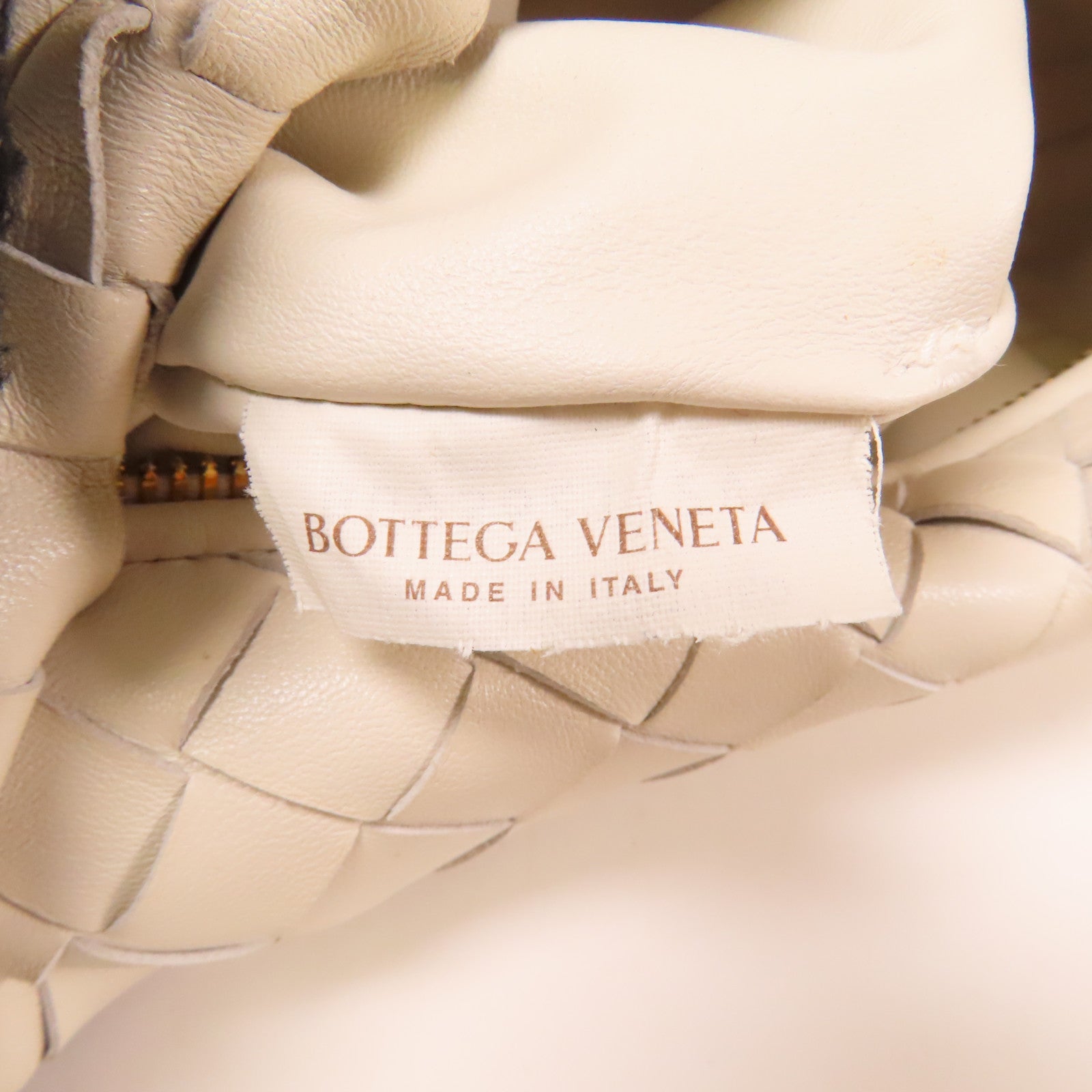 BOTTEGA VENETA 羊皮皮革Mini Jodie金扣手挽袋白色