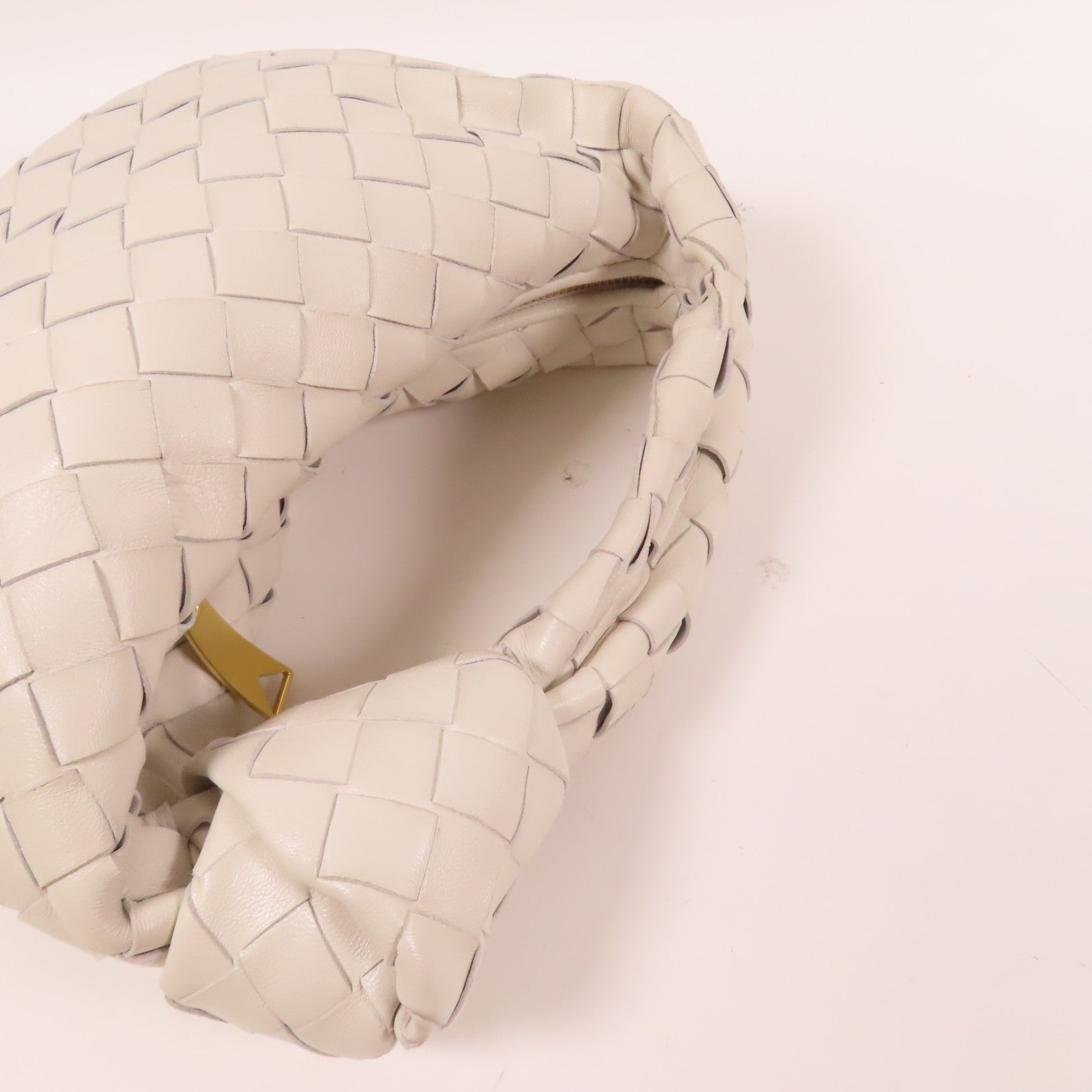 BOTTEGA VENETA 羊皮皮革Mini Jodie金扣手挽袋白色