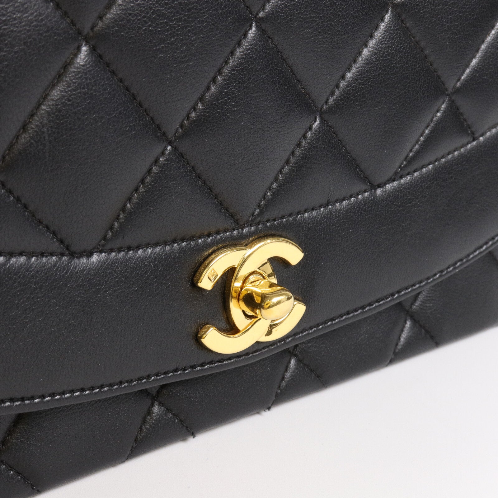 CHANEL 羊皮皮革Diana鏈帶肩背袋