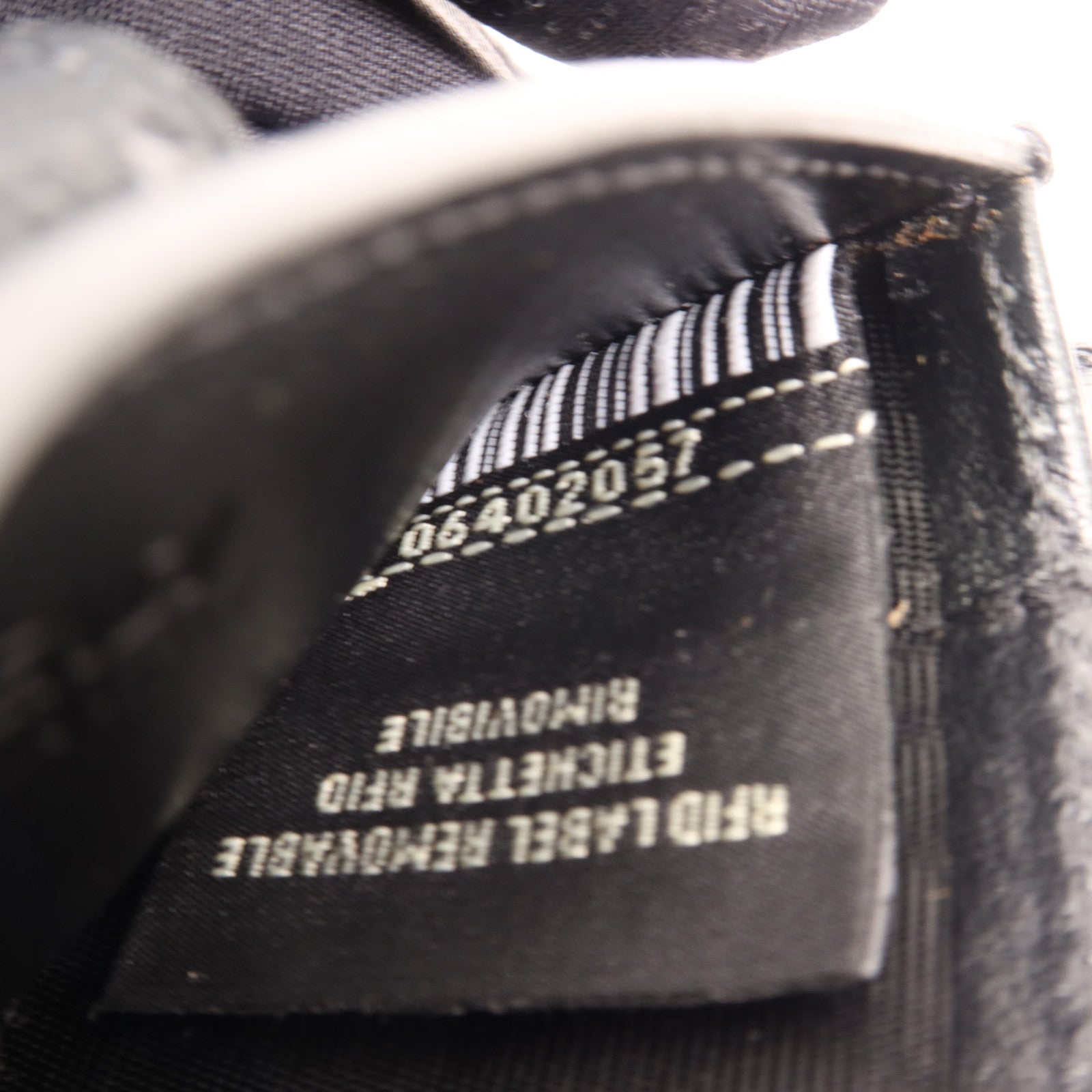 FENDI 牛皮皮革Flat F金扣卡片套