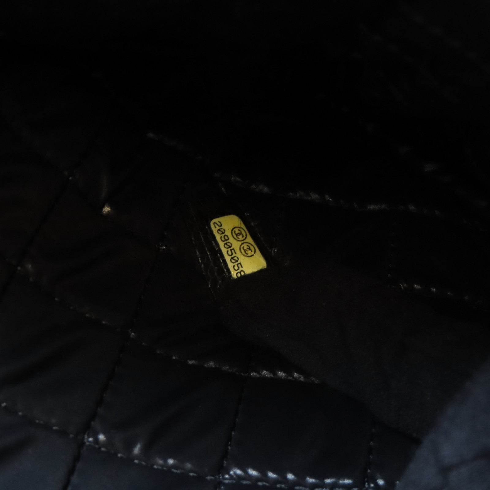 CHANEL 菱格Caviar皮革Pouch銀扣手拿包黑色