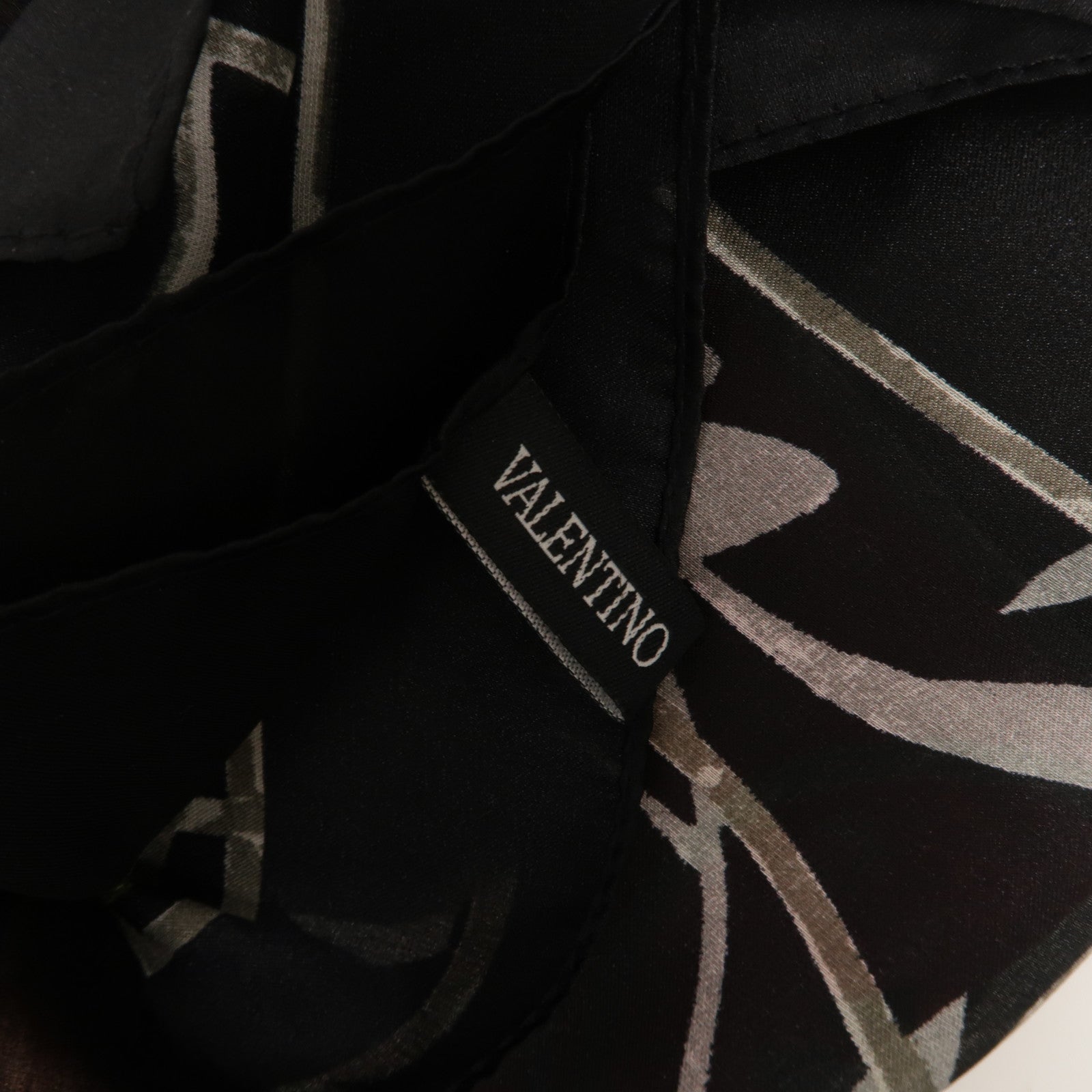 Valentino 絲質Scarf 130x130絲巾