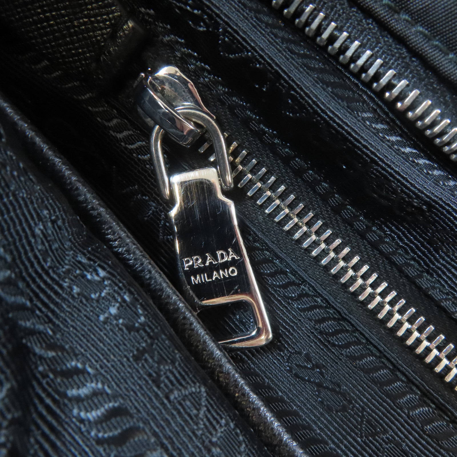 PRADA 尼龍Tote Bag銀扣鏈帶肩背袋黑色
